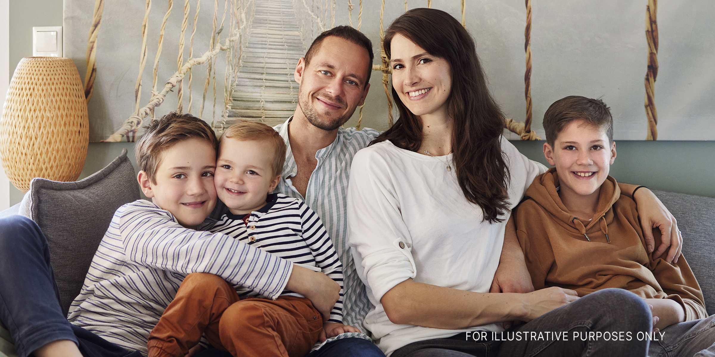 Una pareja con sus tres hijos | Fuente: Getty Images