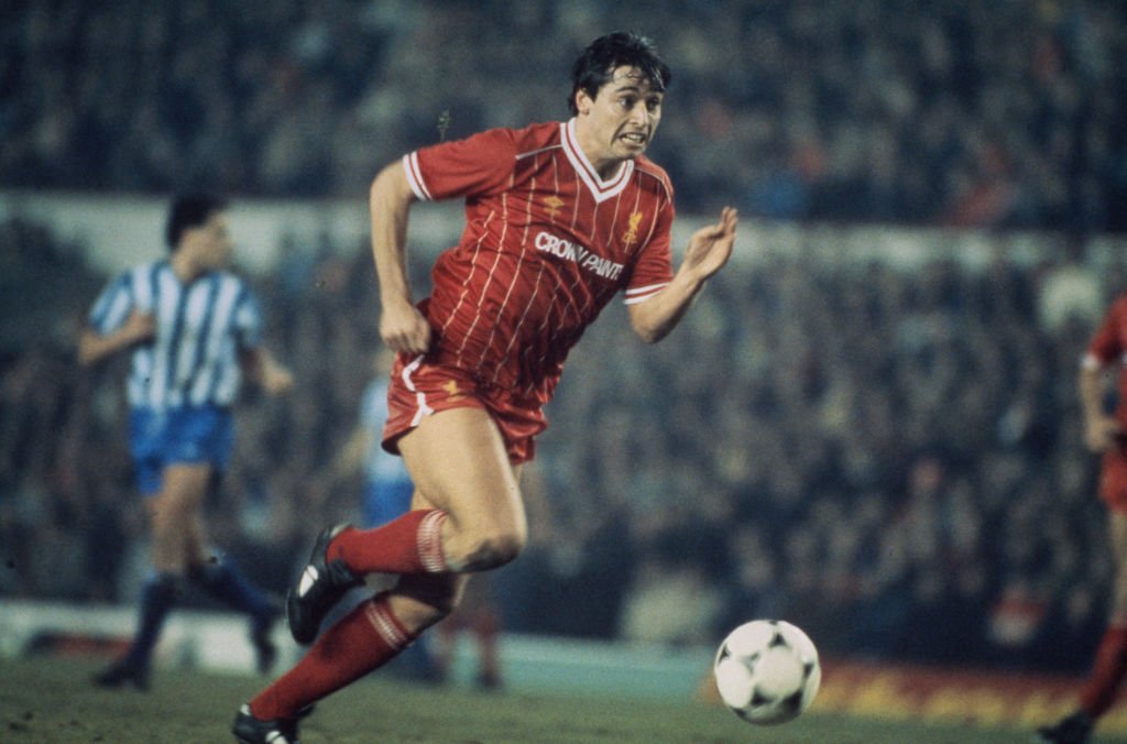 El futbolista Michael Robinson jugando para el Liverpool el 25 de enero de 1984. | Foto: Getty Images