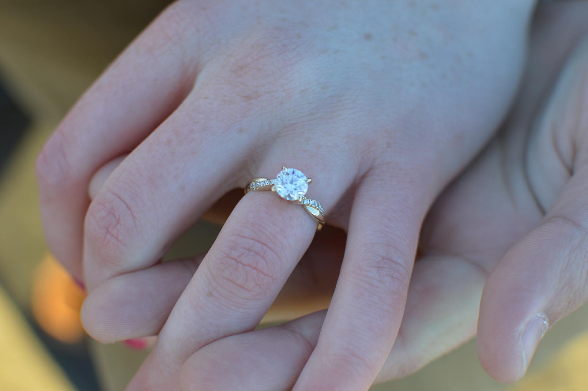 Foto de cerca de una mano con un anillo de boda | Fuente: Pexels