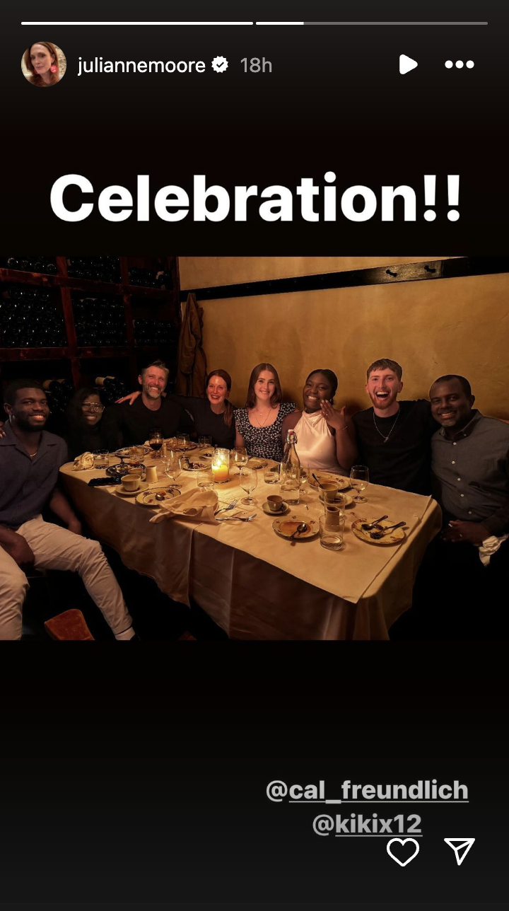 Caleb Freundlich celebrando su compromiso con Kibriyaá Morgan con su familia, como se ve en la historia de Instagram de Julianne Moore | Fuente: Instagram/juliannemoore