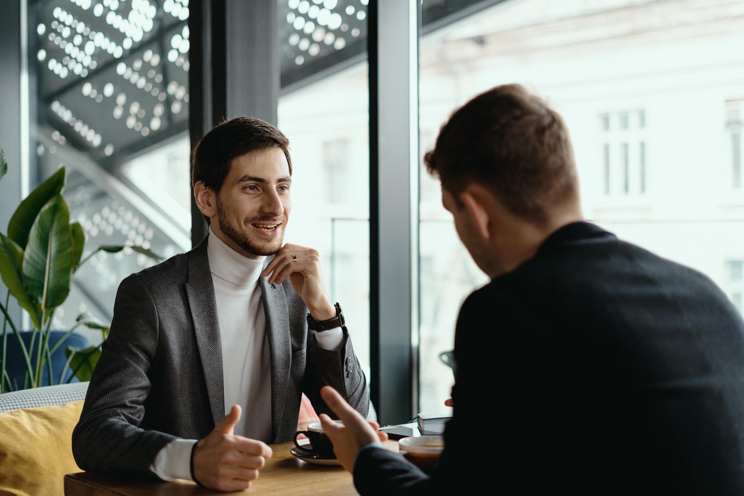 Dos hombres hablando | Fuente: Freepik