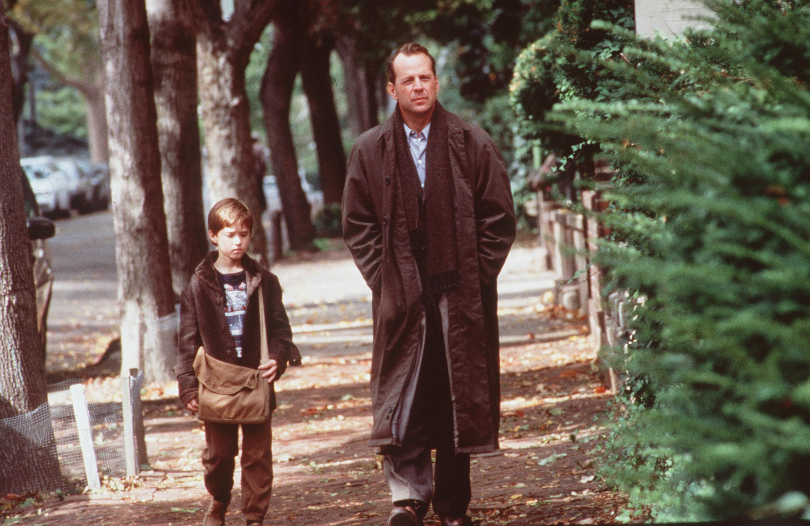 La estrella infantil y Bruce Willis en el plató de "The Sixth Sense", 1999 | Fuente: Getty Images