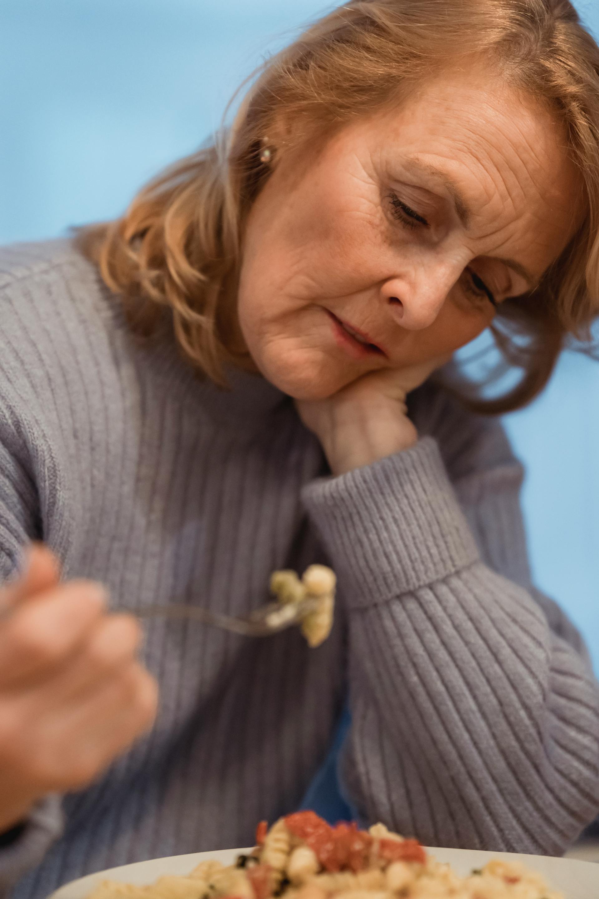 Una mujer comiendo | Fuente: Pexels