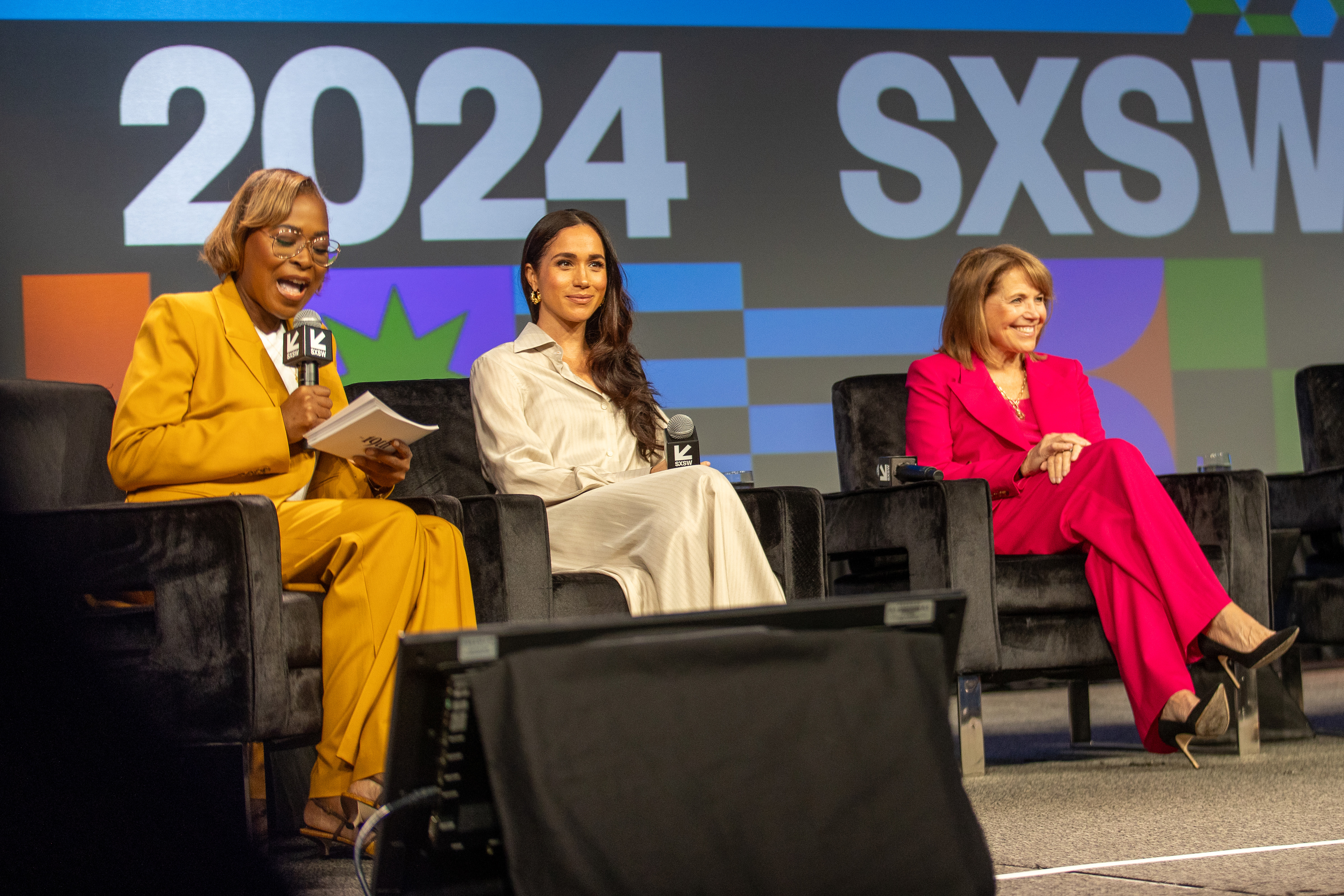 Errin Haine, Meghan Markle y Katie Couric en la mesa redonda "Rompiendo barreras, dando forma a las narrativas: Cómo lideran las mujeres dentro y fuera de la pantalla" durante la Conferencia y Festival SXSW 2024 en Austin el 8 de marzo de 2024 en Austin, Texas. | Foto: Getty Images