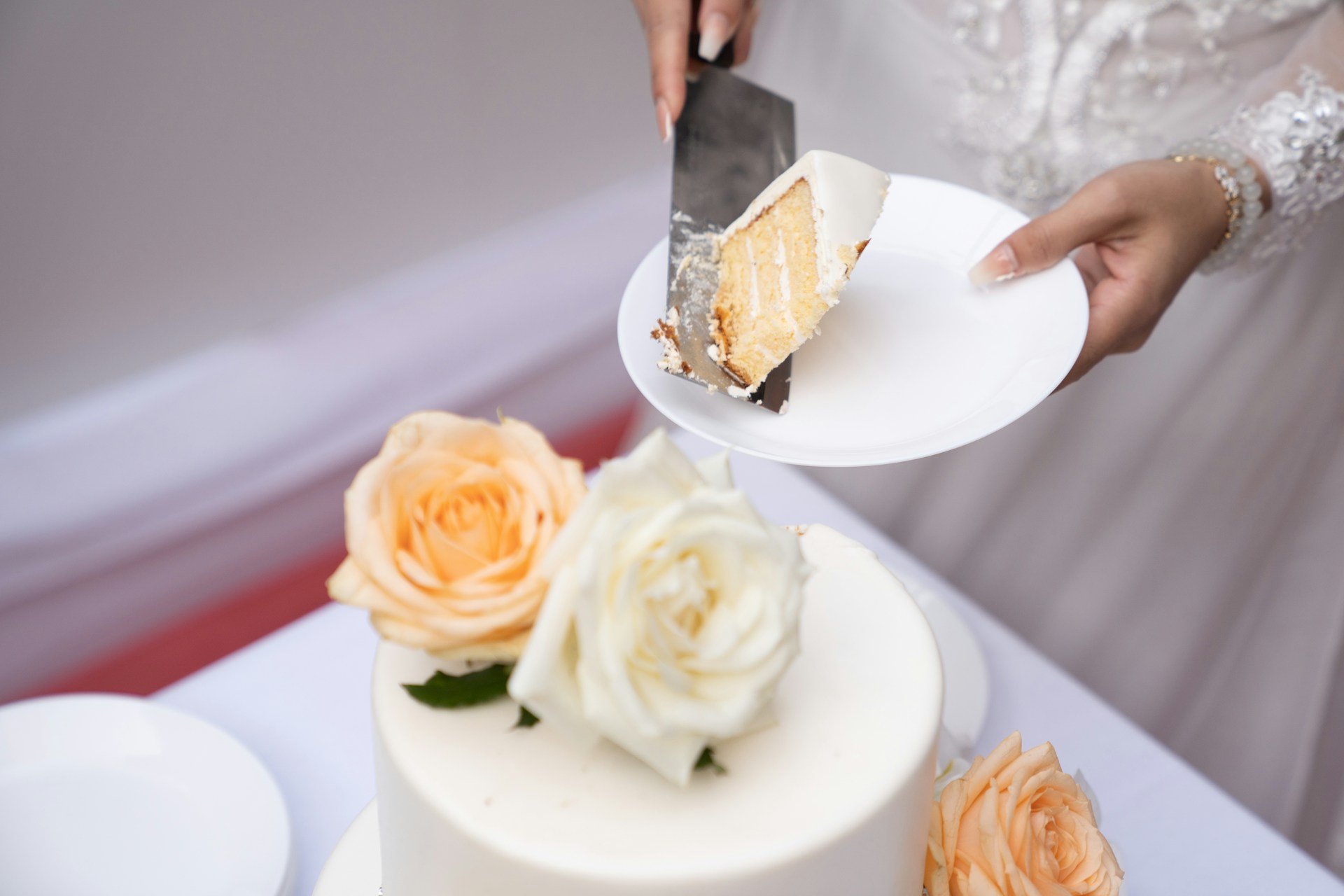Una novia sosteniendo un plato con pastel de boda | Fuente: Unsplash