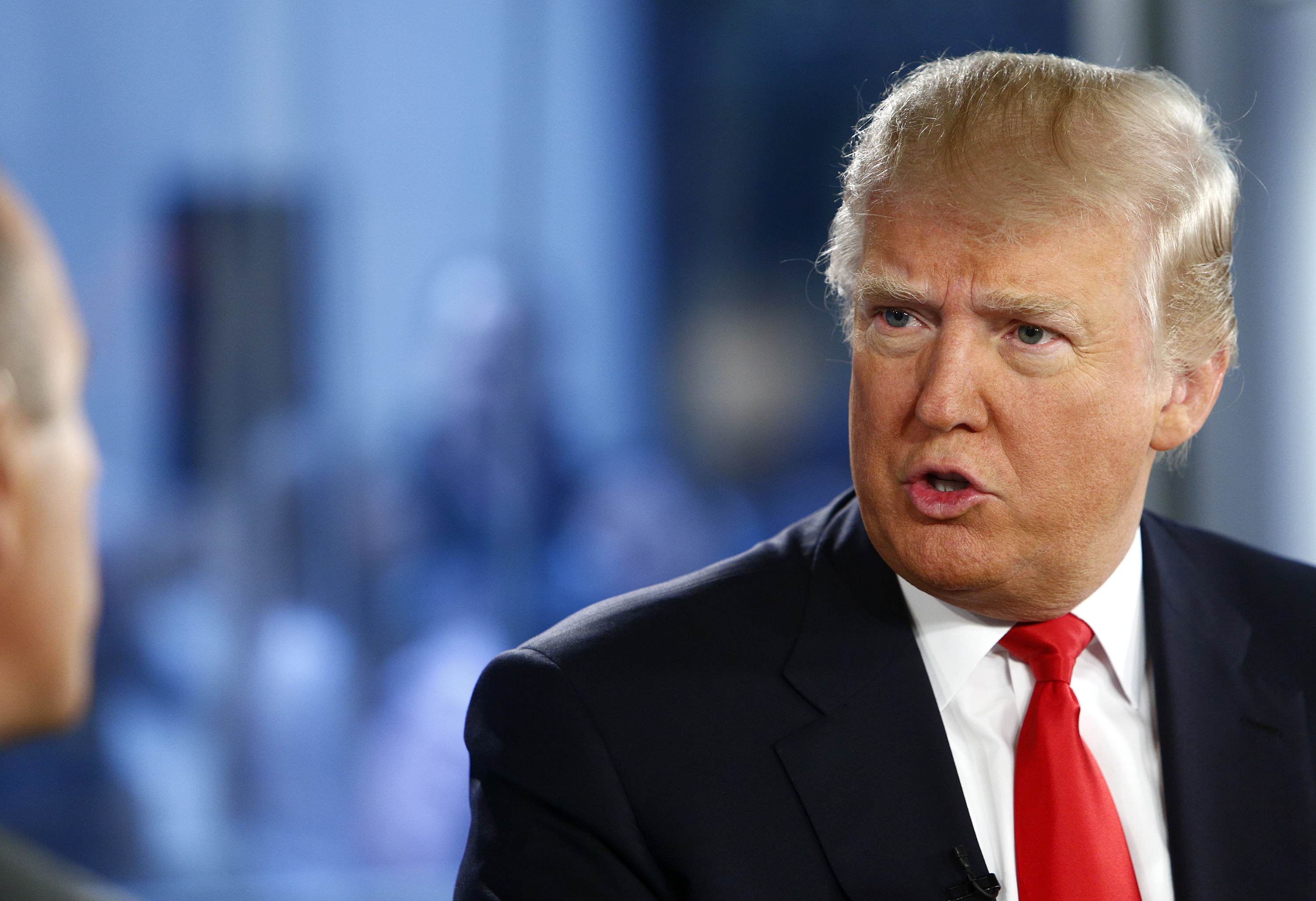 El cabello de Donald Trump luce considerablemente más claro, con el tono rubio dorado pálido que se convertiría en su estilo característico, durante una aparición en el programa "Today" de NBC News, el 12 de octubre de 2012.