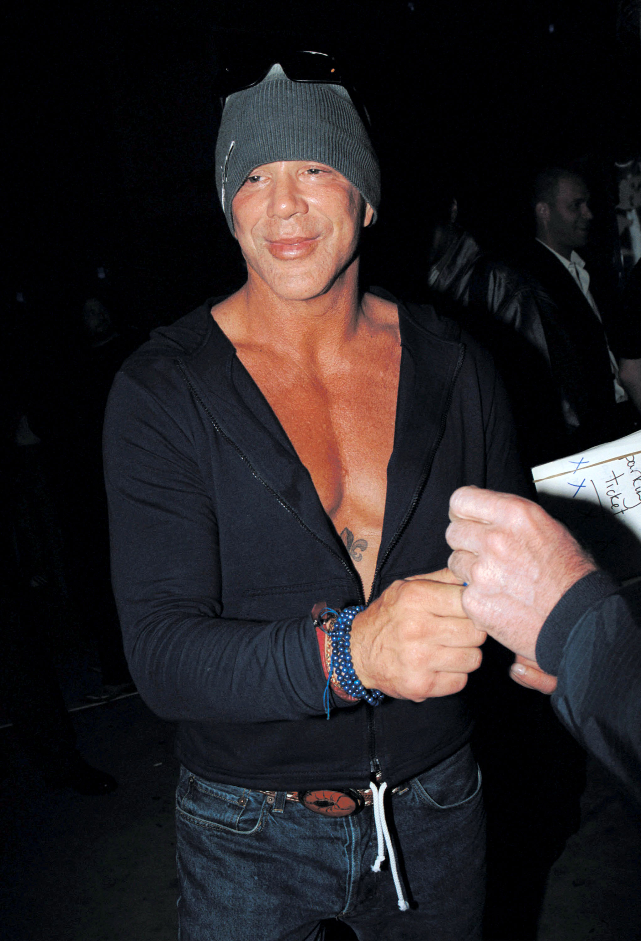 Mickey Rourke en el hotel The Standard el 11 de abril de 2002 en Hollywood, California. | Fuente: Getty Images