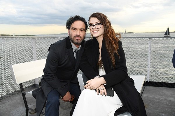 Johnny Galecki y Alaina Meyer asisten a la inauguración del Museo de la Estatua de la Libertad en Battery Park el 15 de mayo de 2019 en Nueva York. | Foto: Getty Images