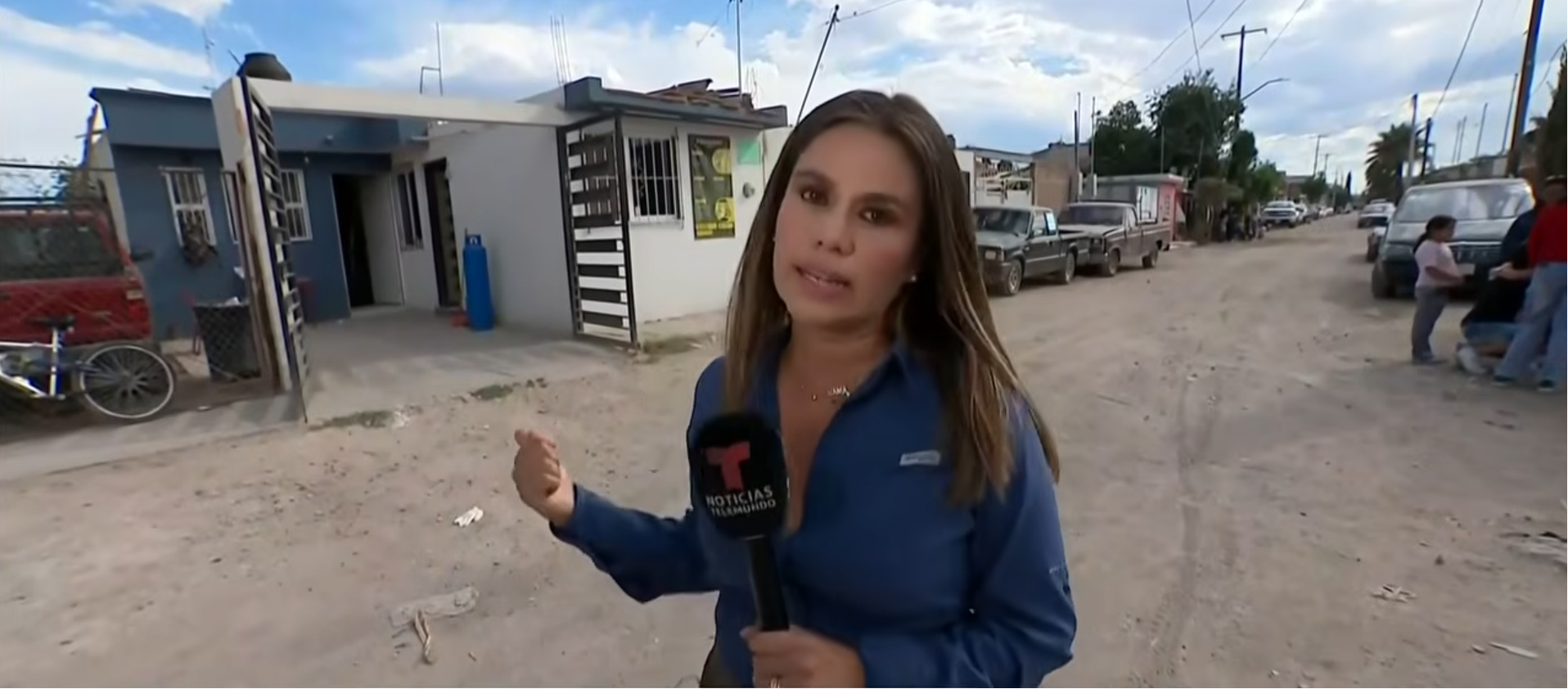 Una reportera desde la casa familiar de Kevin González | Fuente: YouTube/NoticiasTelemundo