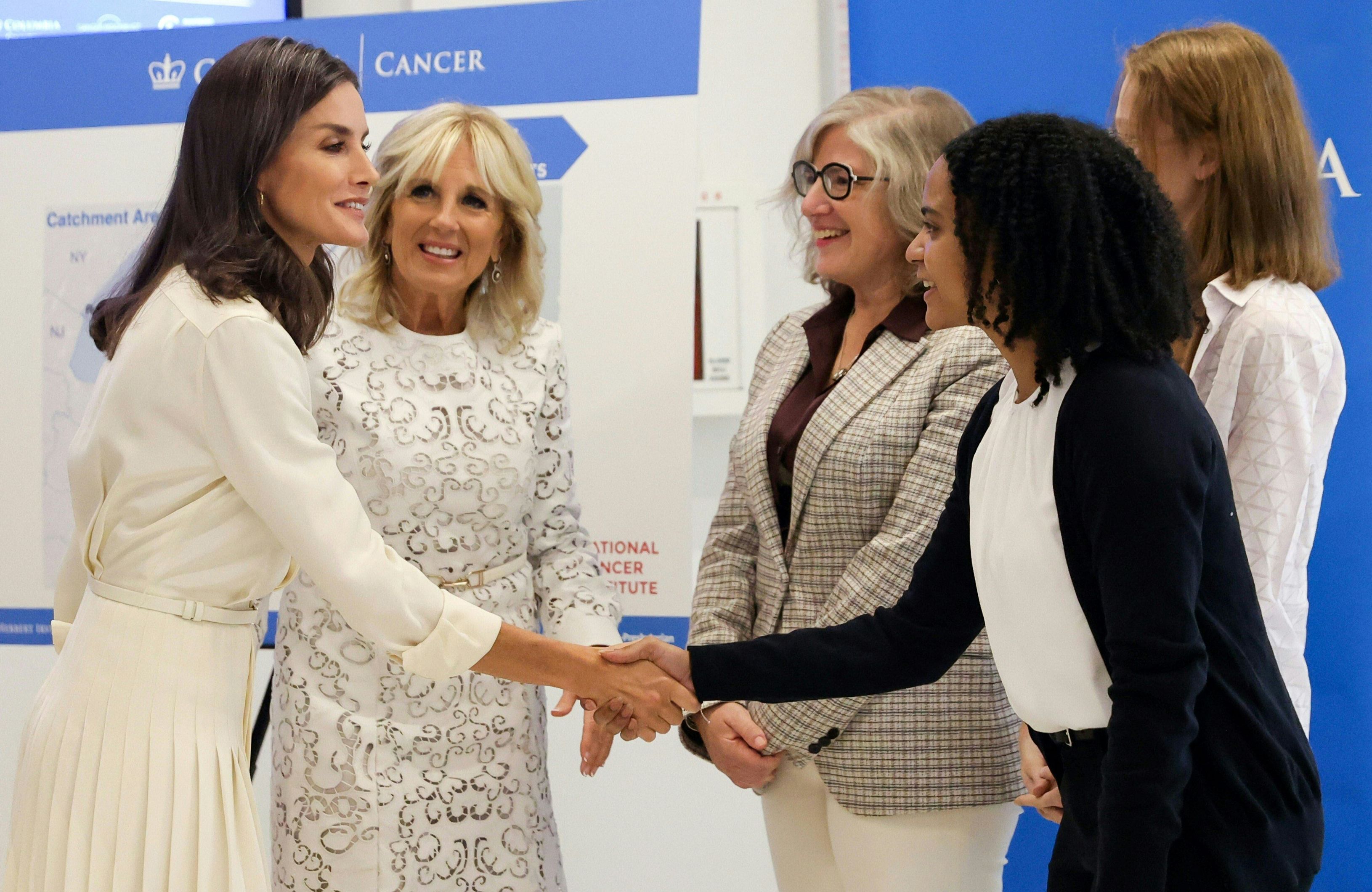 La primera dama Jill Biden y la reina Letizia de España, saludan al personal durante su visita al Centro Médico Irving de la Universidad de Columbia para destacar la importancia de la investigación contra el cáncer, en Nueva York el 21 de septiembre de 2022. | Fuente: Getty Images