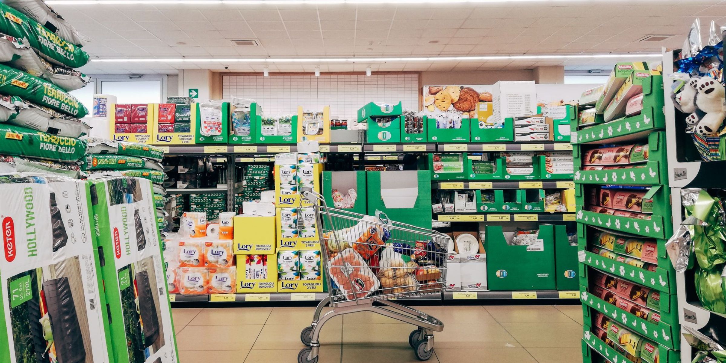 Un carrito de la compra en un supermercado | Fuente: Pexels