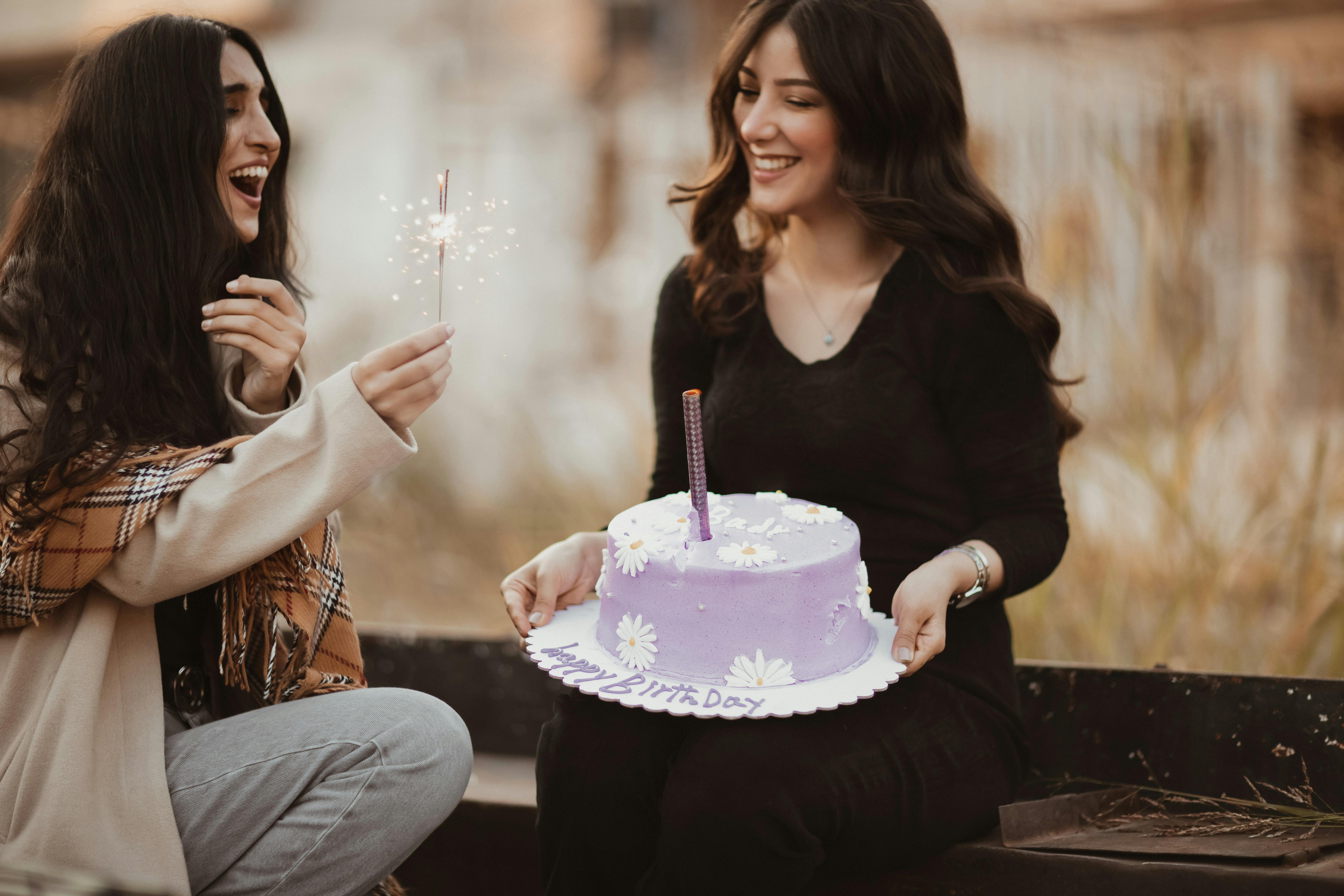 Dos mujeres felices con un Pastel | Fuente: Pexels