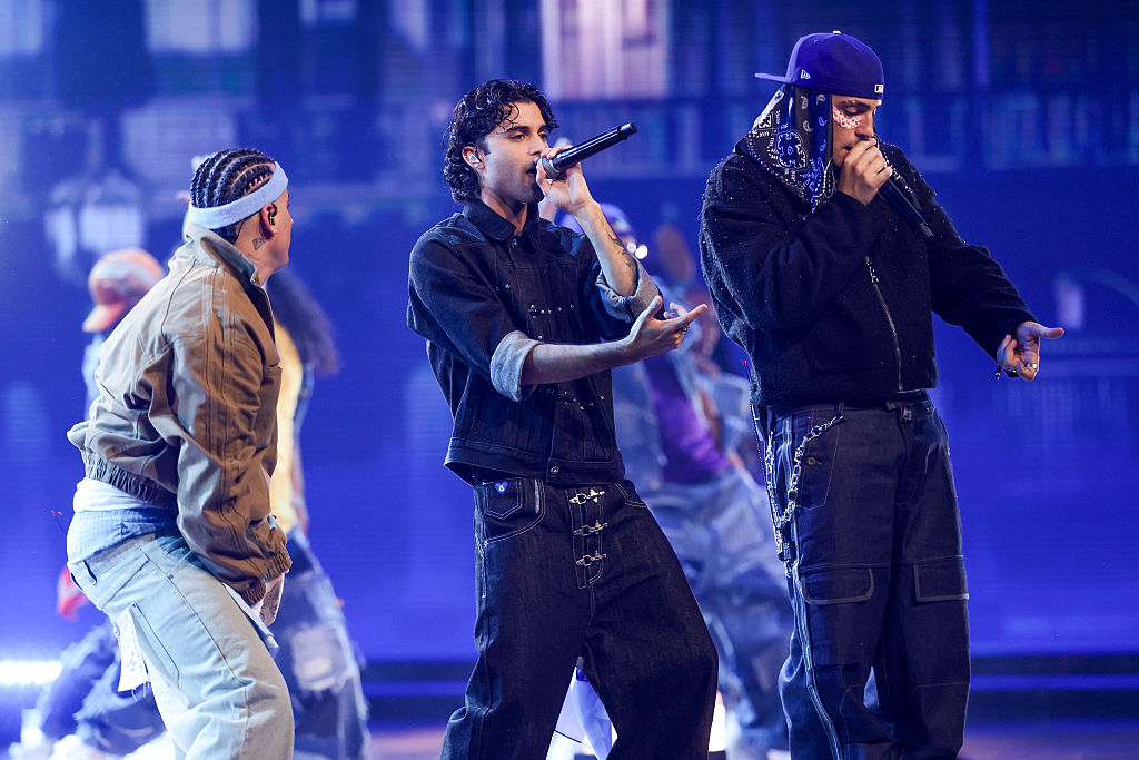 Nesty, Erick Brian y Pututi actúan en el escenario durante los Premios Billboard de la Música Latina 2026, celebrados en el James L. Knight Center el 22 de octubre de 2026 en Miami, Florida. | Fuente: Getty Images