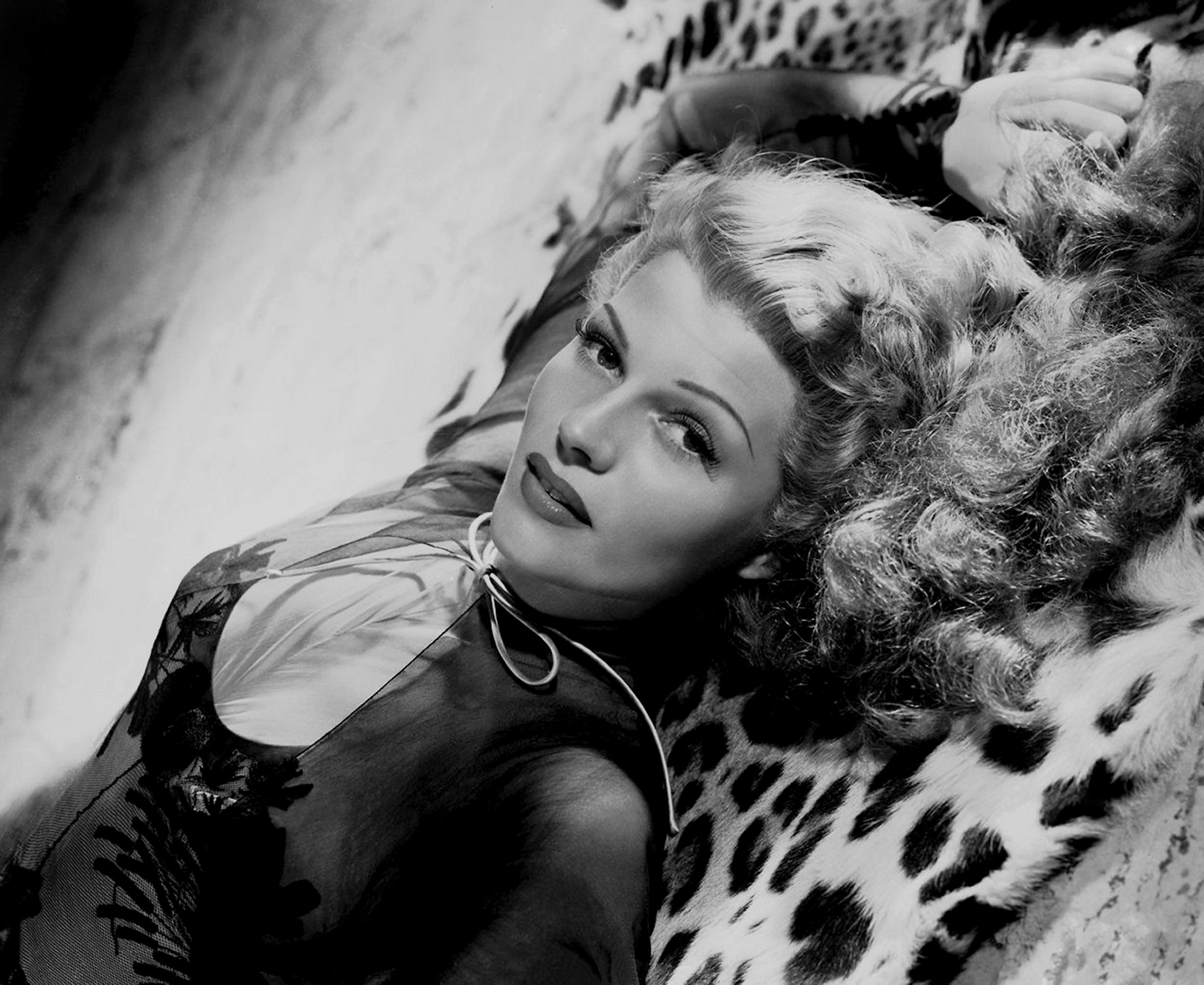 Rita Hayworth posa para un fotograma publicitario de la película de Columbia Pictures 'Nunca fuiste más adorable' en 1942. | Foto: Getty Images