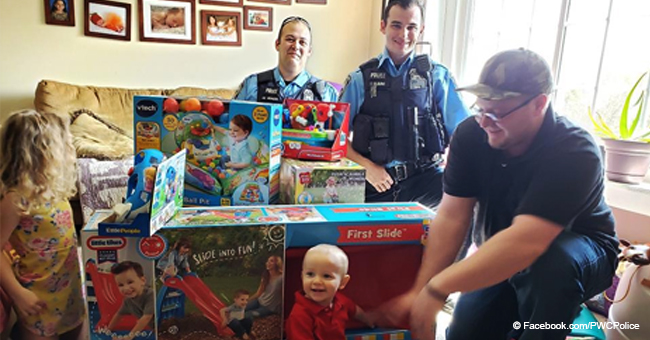 Policías reponen los regalos de cumpleaños de un niño después de que fueron robados
