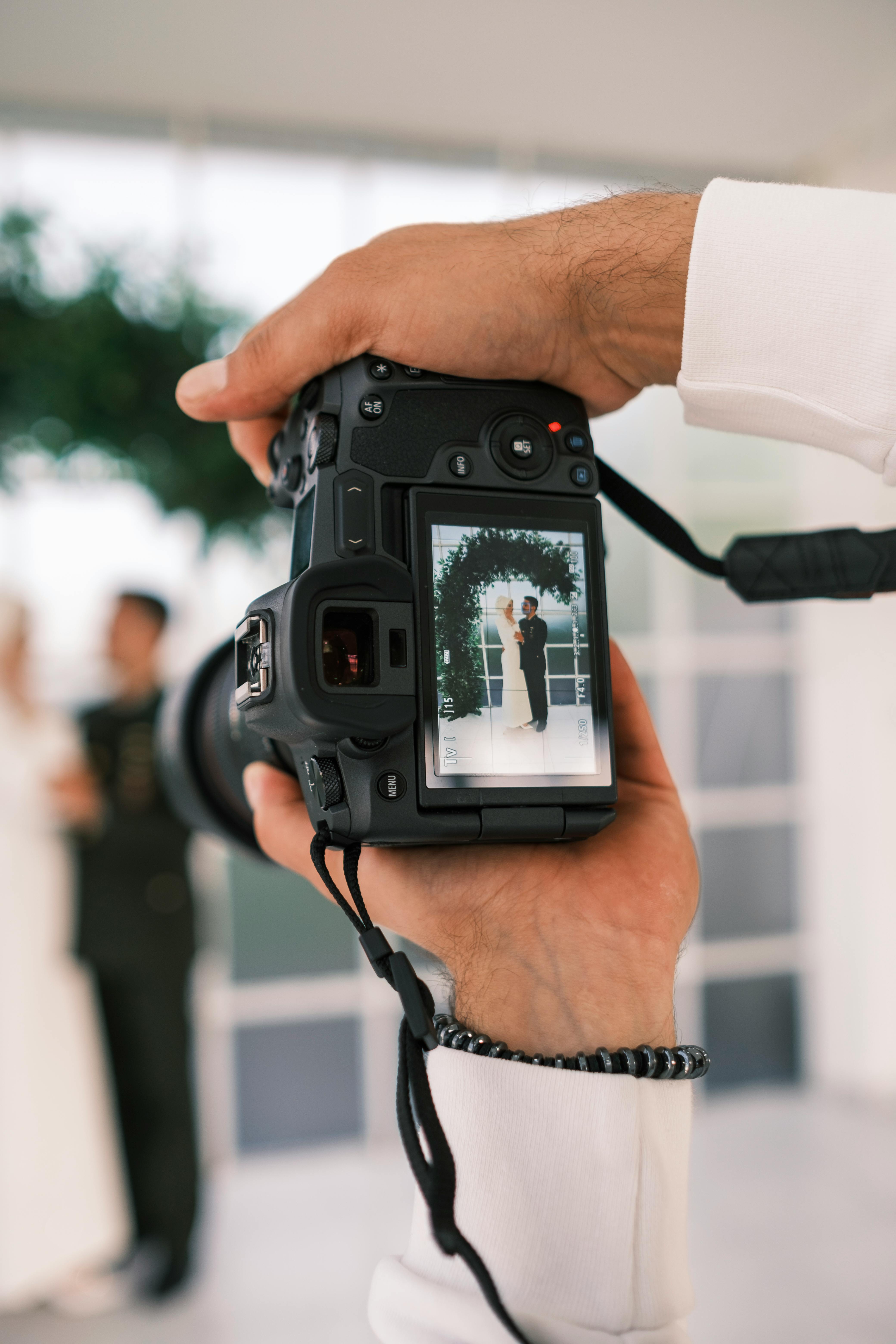 Un fotógrafo compone una foto de boda | Fuente: Pexels