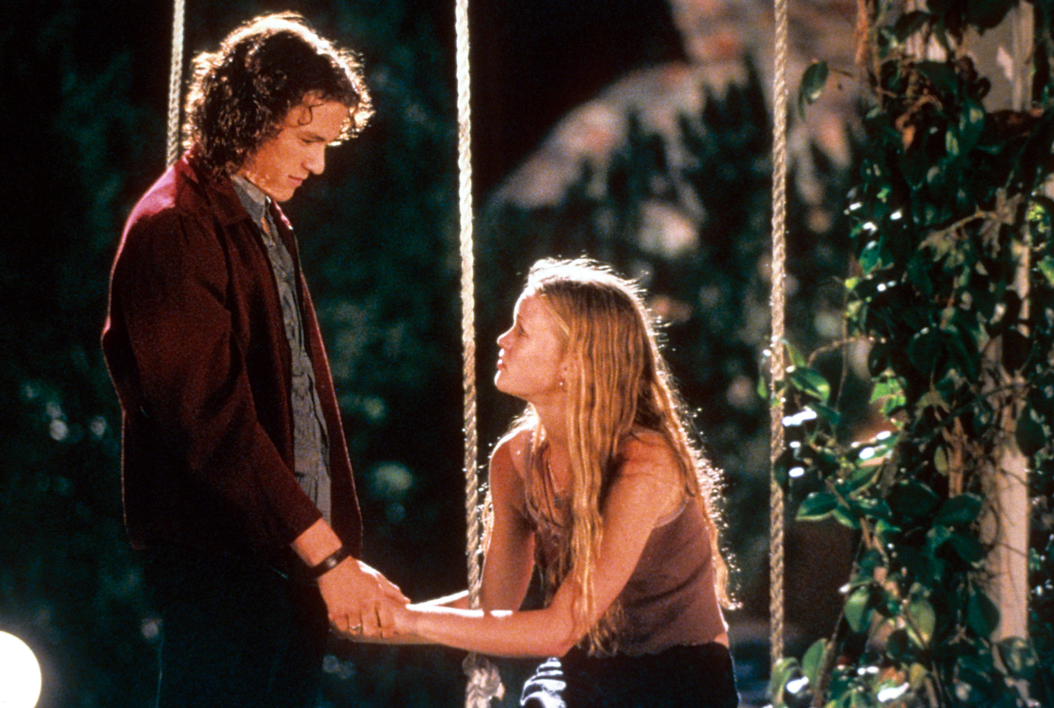 Heath Ledger y Julia Stiles en un columpio en una escena de "10 Things I Hate About You" 1999 | Fuente: Getty Images