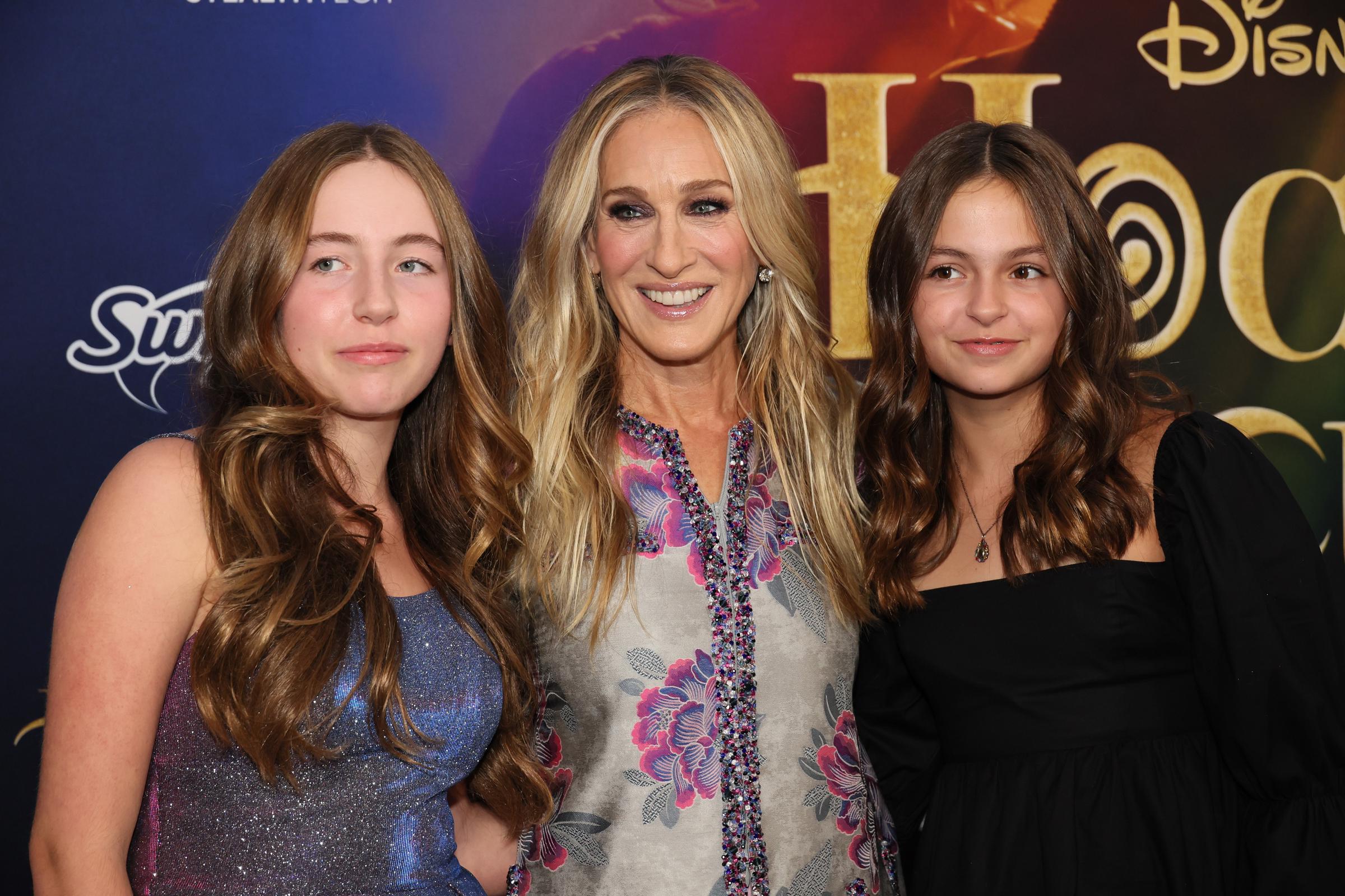 Marion Loretta y Tabitha Broderick se unen a Sarah Jessica Parker en el estreno de "Hocus Pocus 2" de Disney en Nueva York el 27 de septiembre de 2022 | Fuente: Getty Images