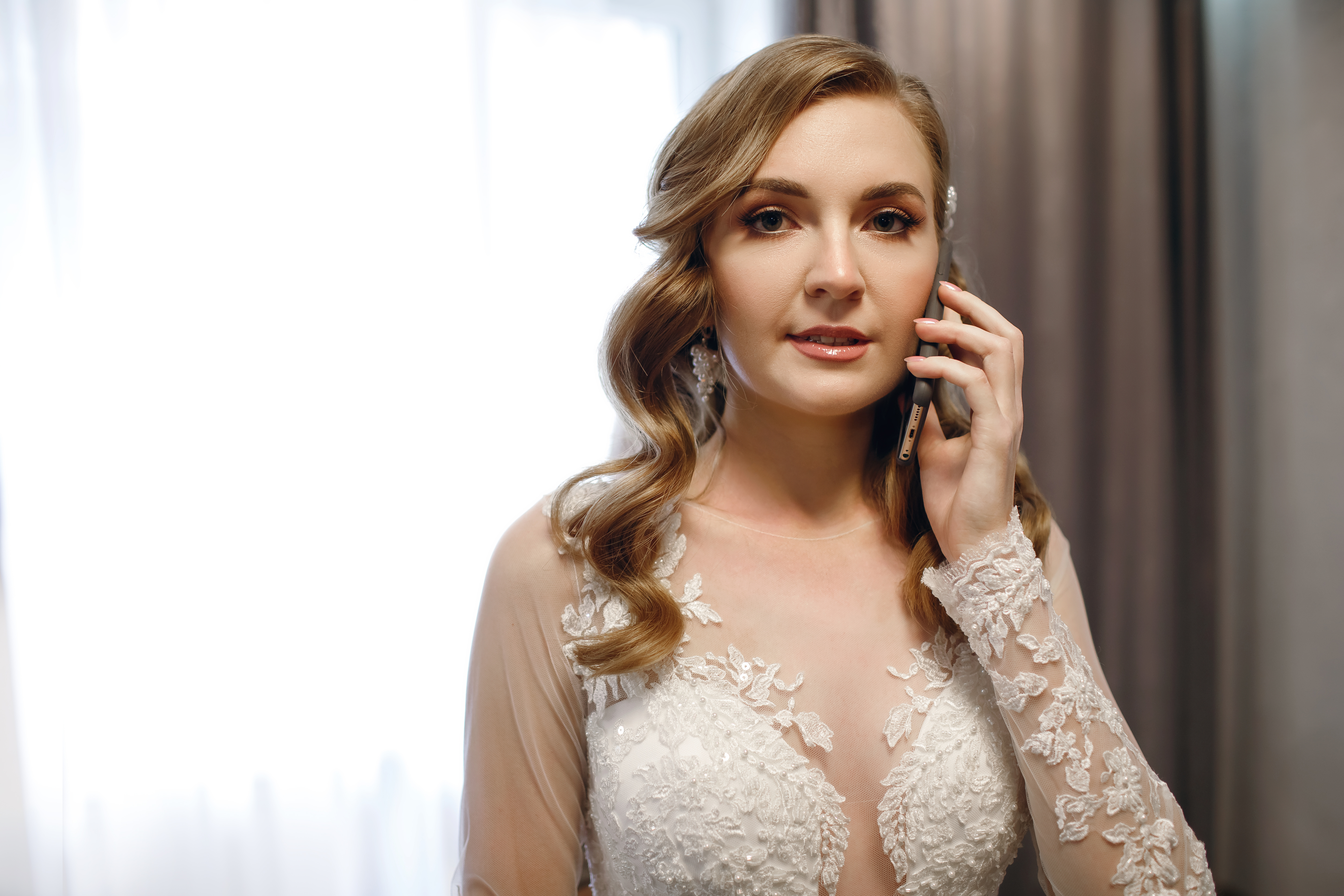 Una joven enfadada vestida de novia hablando por teléfono | Fuente: Shutterstock