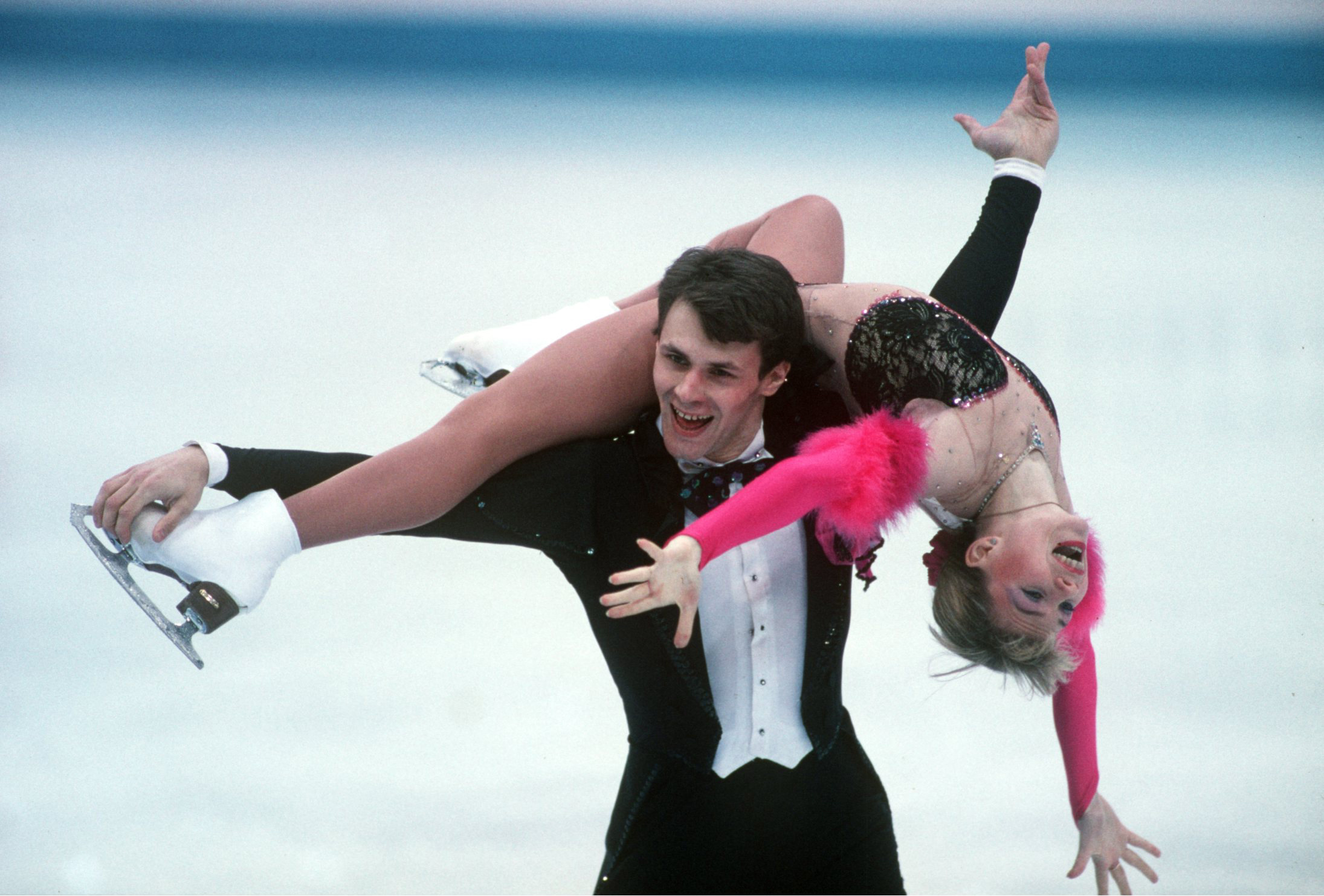 Evgenia Shishkova y Vadim Naumov de Rusia en acción en el programa libre por parejas en los Juegos Olímpicos de Invierno de Lillehammer el 15 de febrero de 1994 | Fuente: Getty Images