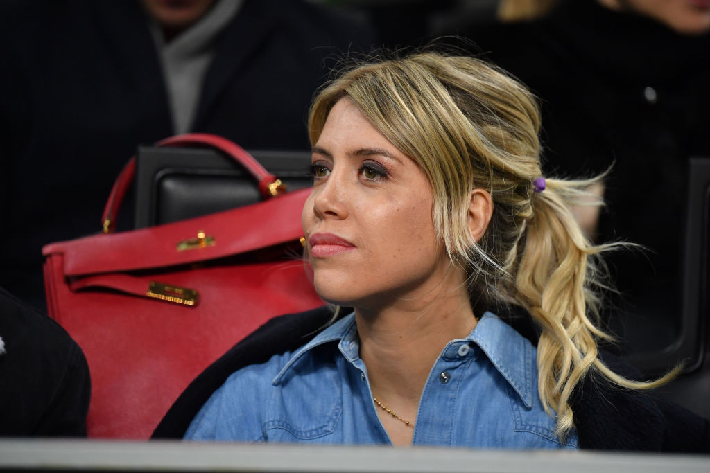 Wanda Nara observa desde la zona VIP durante el partido de vuelta de los dieciseisavos de final de la UEFA Europa League entre el FC Internazionale y el SK Rapid Wien en San Siro el 21 de febrero de 2019 en Milán, Italia. | Fuente: Getty Images