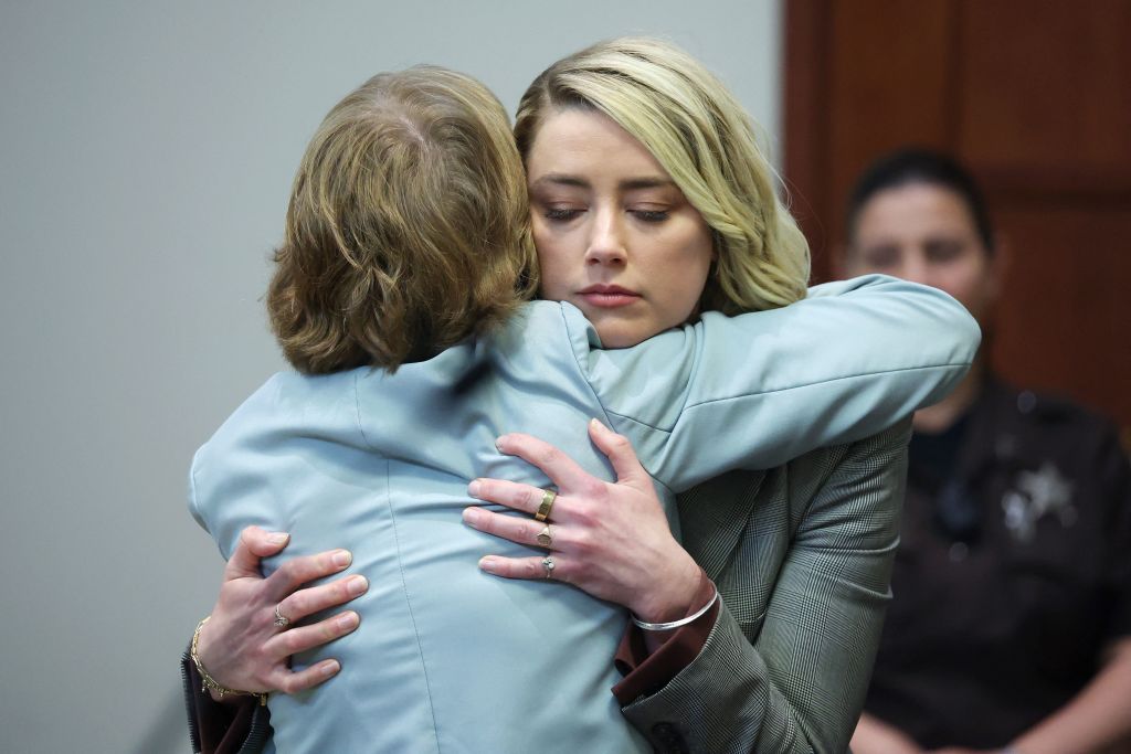 Amber Heard se abraza con su abogada en el marco del conflicto legal con Depp, 2022. | Foto: Getty Images