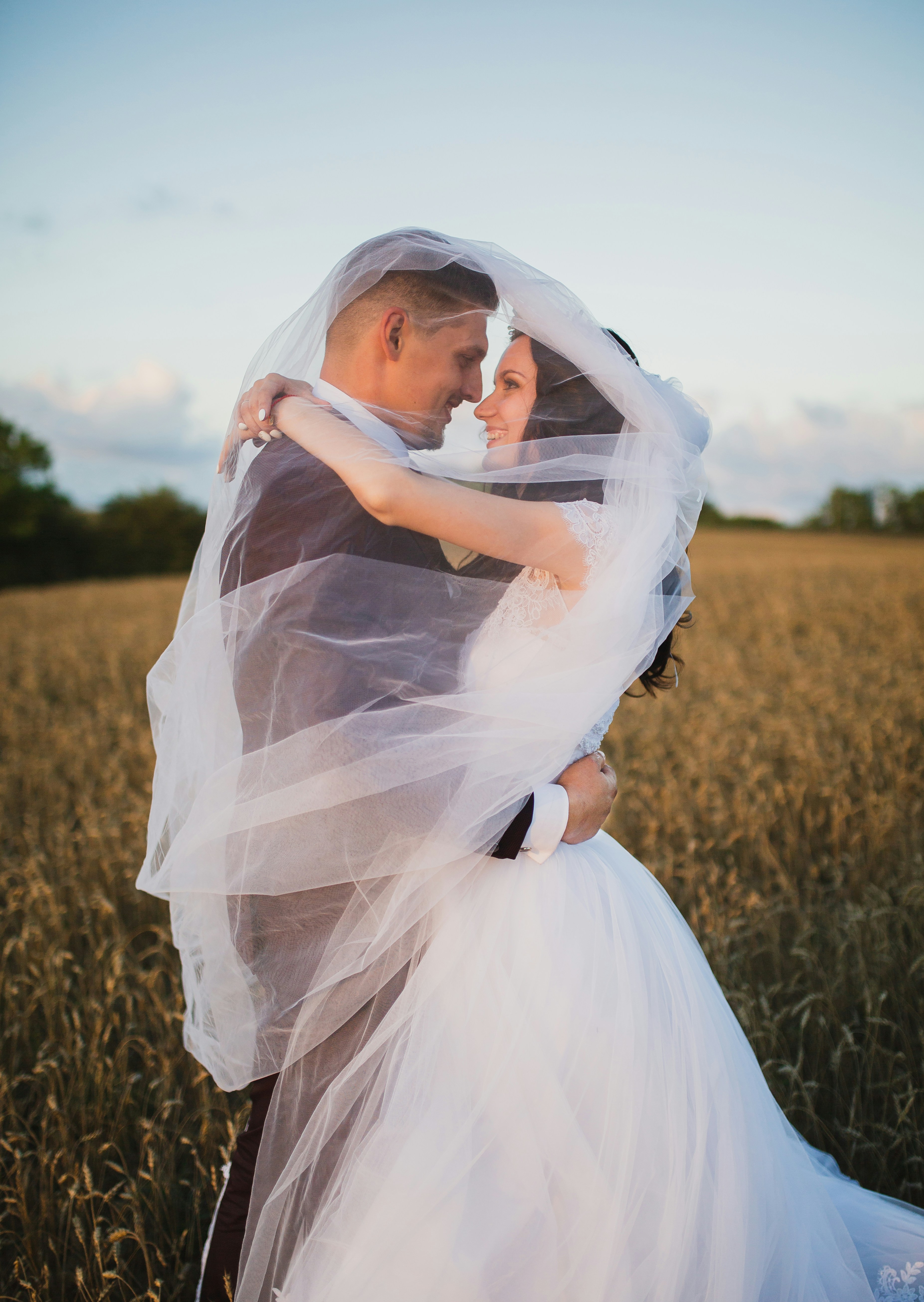 Unos novios abrazados al aire libre | Fuente: Unsplash