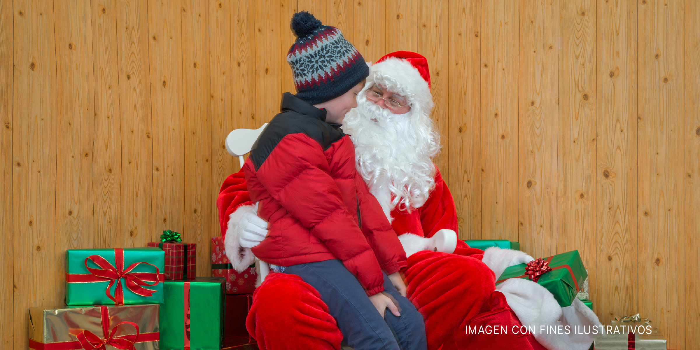 Papá Noel sentado con un niño | Foto: Getty Images