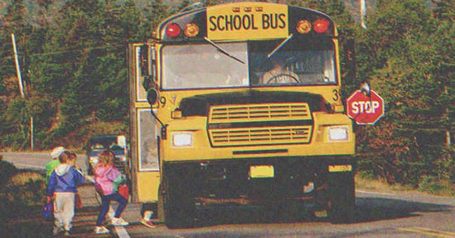 Niños subiendo a un autobús escolar | Foto: Shutterstock