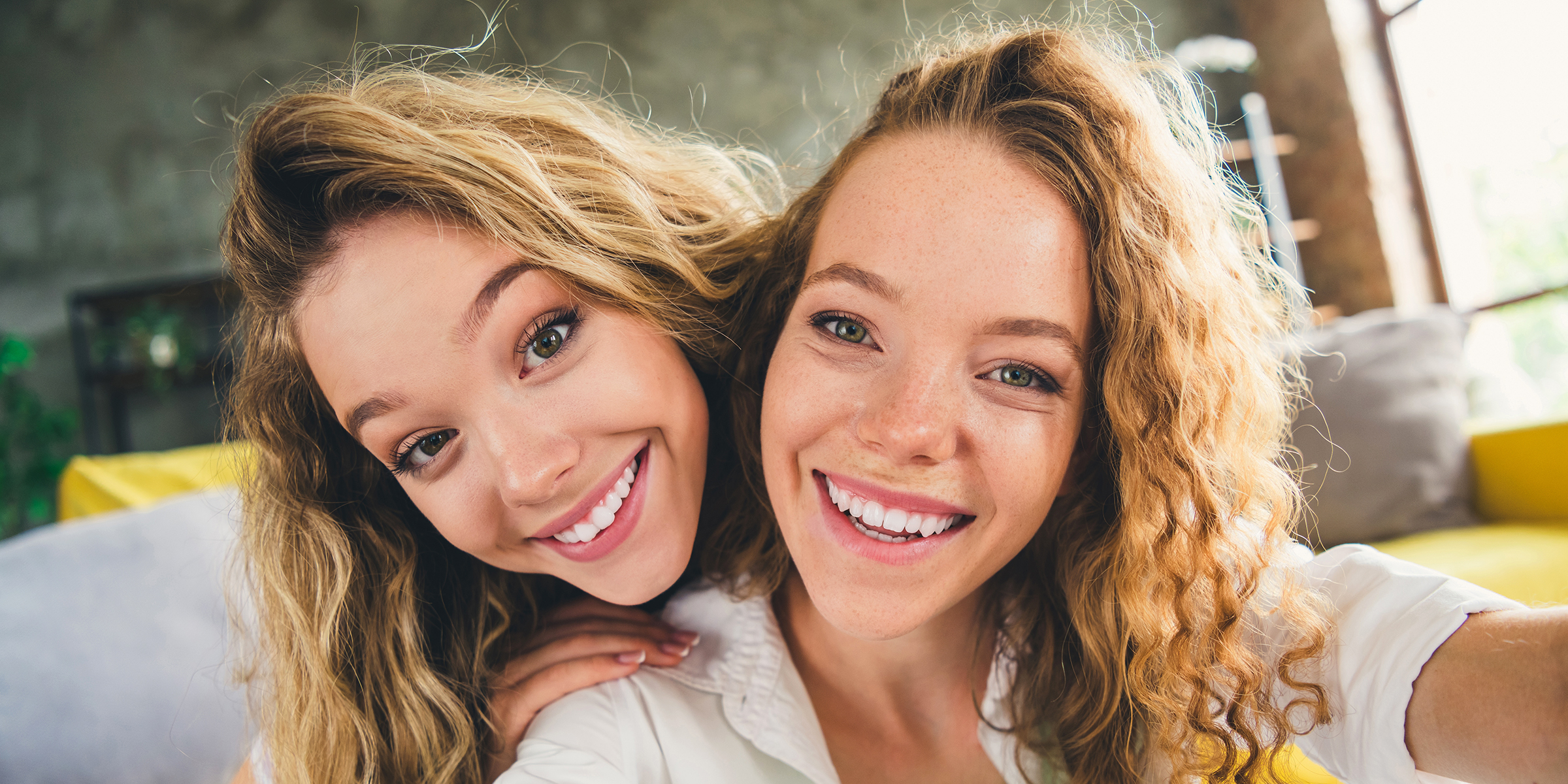 Dos mujeres felices | Fuente: Shutterstock