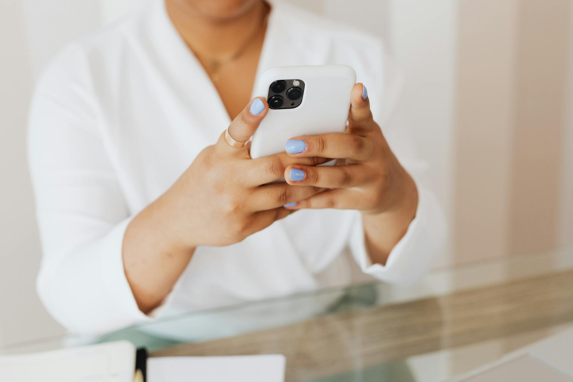 Una mujer revisando su teléfono | Fuente: Pexels