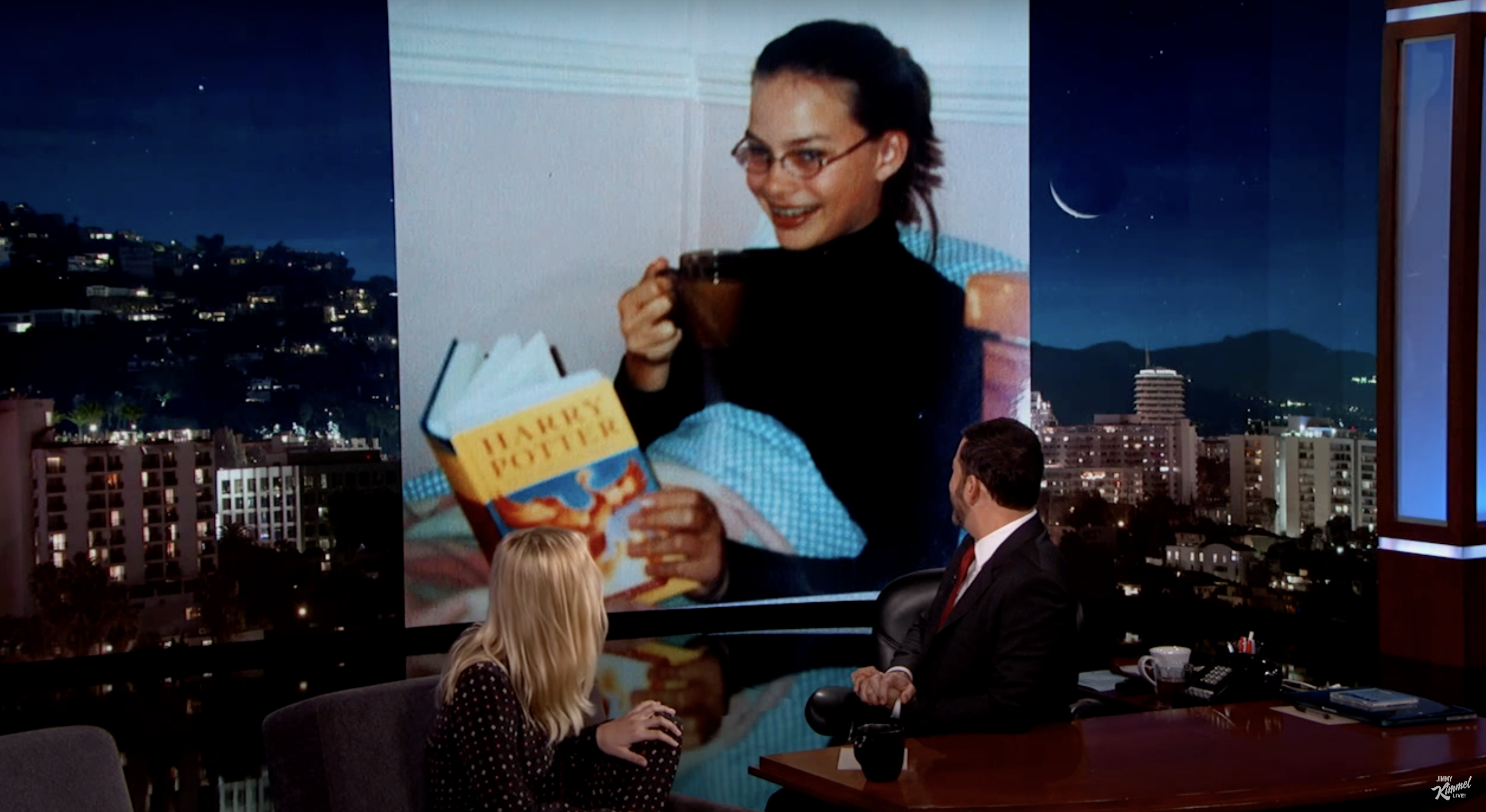 Margot Robbie se une a Jimmy Kimmel para echar un vistazo a una vieja foto de su yo más joven leyendo "Harry Potter" en "Jimmy Kimmel Live" en junio de 2016 | Foto: youtube.com/Jimmy Kimmel Live