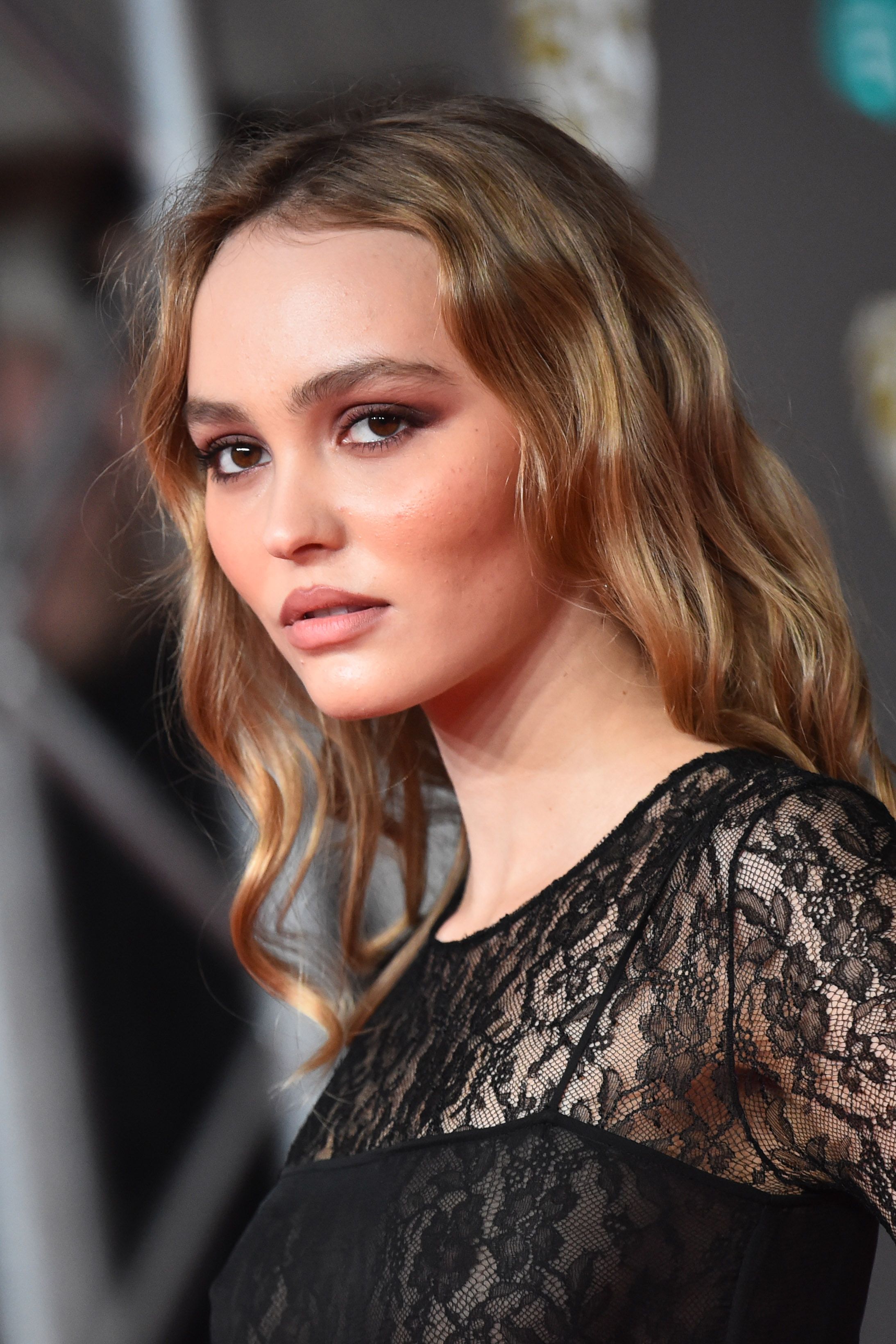 Lily-Rose Depp durante la 73 edición de los Premios de Cine de la Academia Británica celebrada en el Royal Albert Hall de Londres | Fuente: Getty Images