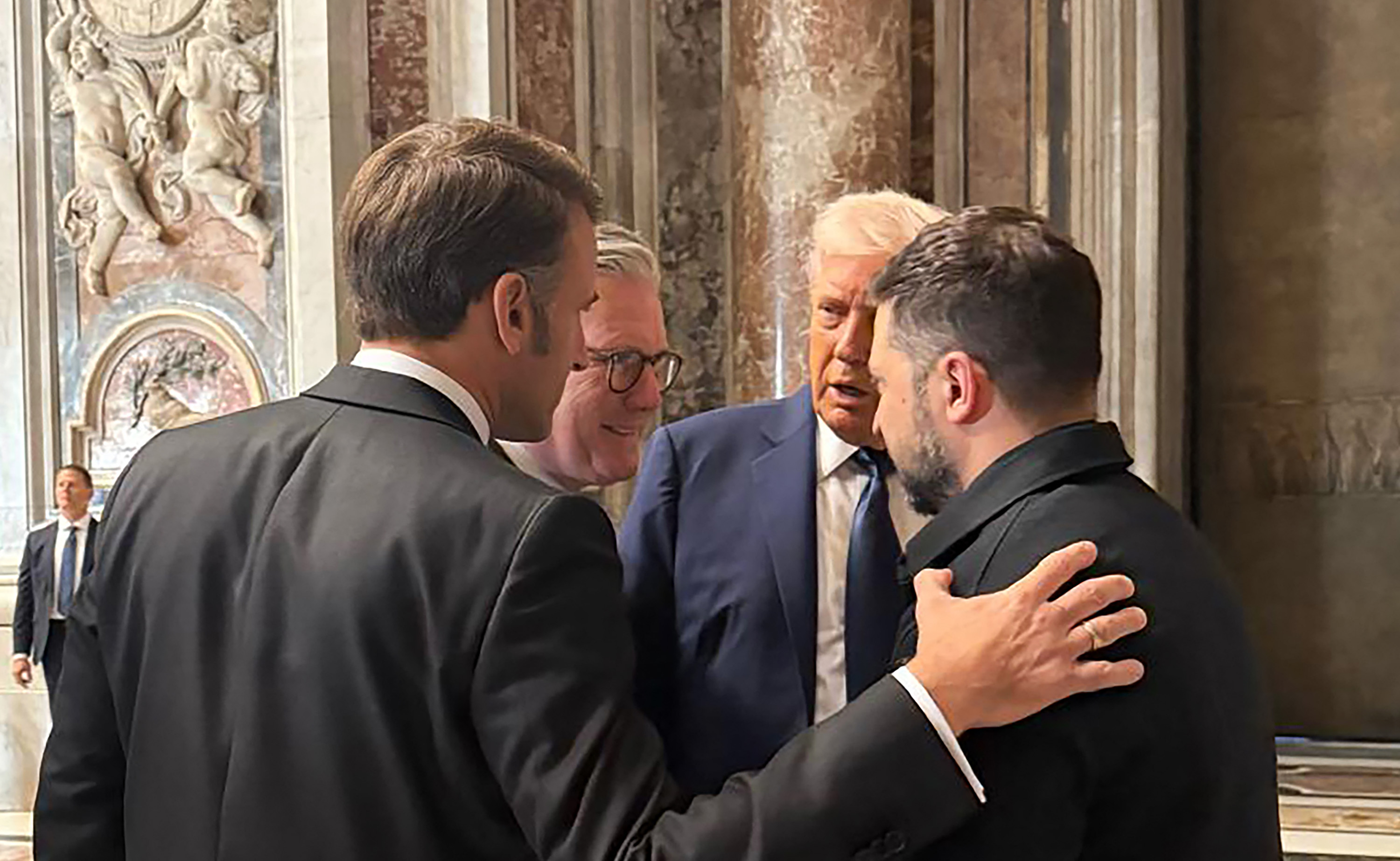 El presidente francés Emmanuel Macron, el primer ministro británico Keir Starmer, el presidente estadounidense Donald Trump y el presidente ucraniano Volodymyr Zelenskyy en el funeral del papa Francisco en la Basílica de San Pedro en la Ciudad del Vaticano el 26/4/2025. | Fuente: Getty Images