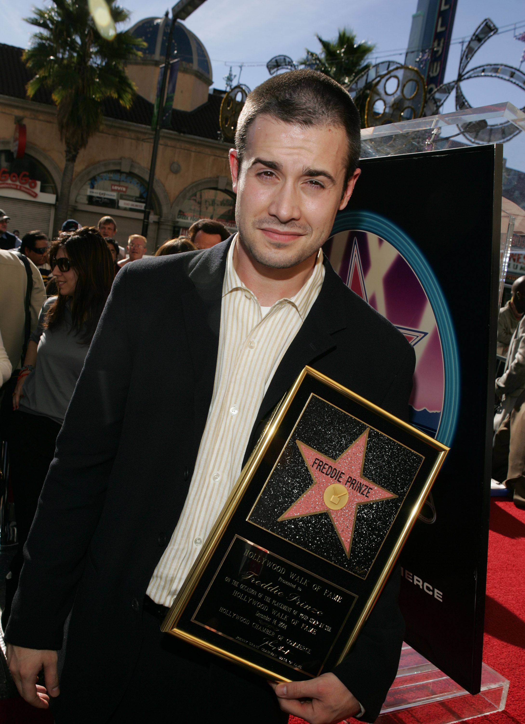 Freddie Prinze Jr. en la ceremonia del Paseo de la Fama de Hollywood en honor a su difunto padre, Freddie Prinze, el 14 de diciembre de 2004, en Hollywood, California. | Fuente: Getty Images