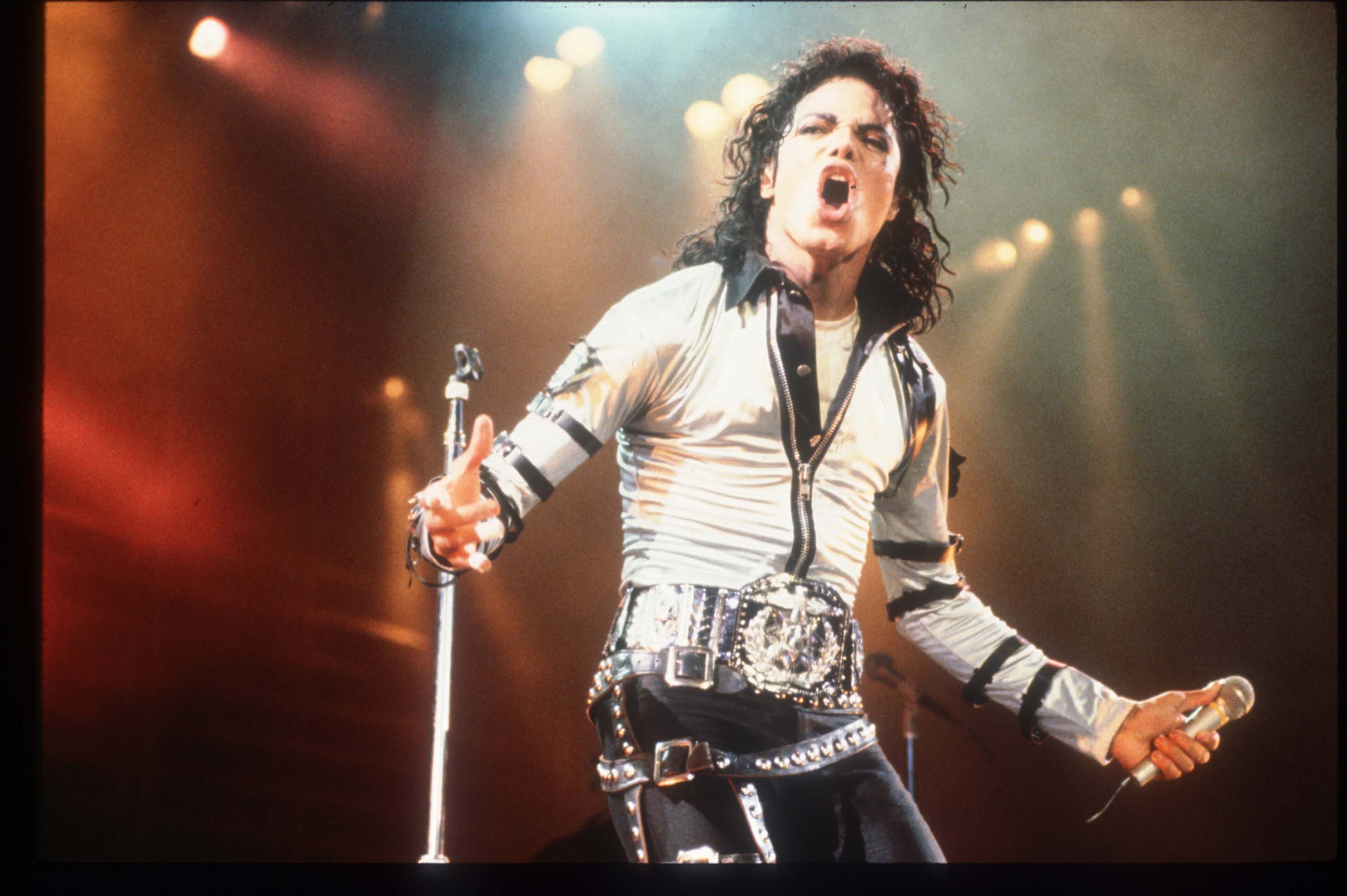 Michael Jackson actúa en un concierto el 8 de noviembre de 1988, en California | Fuente: Getty Images