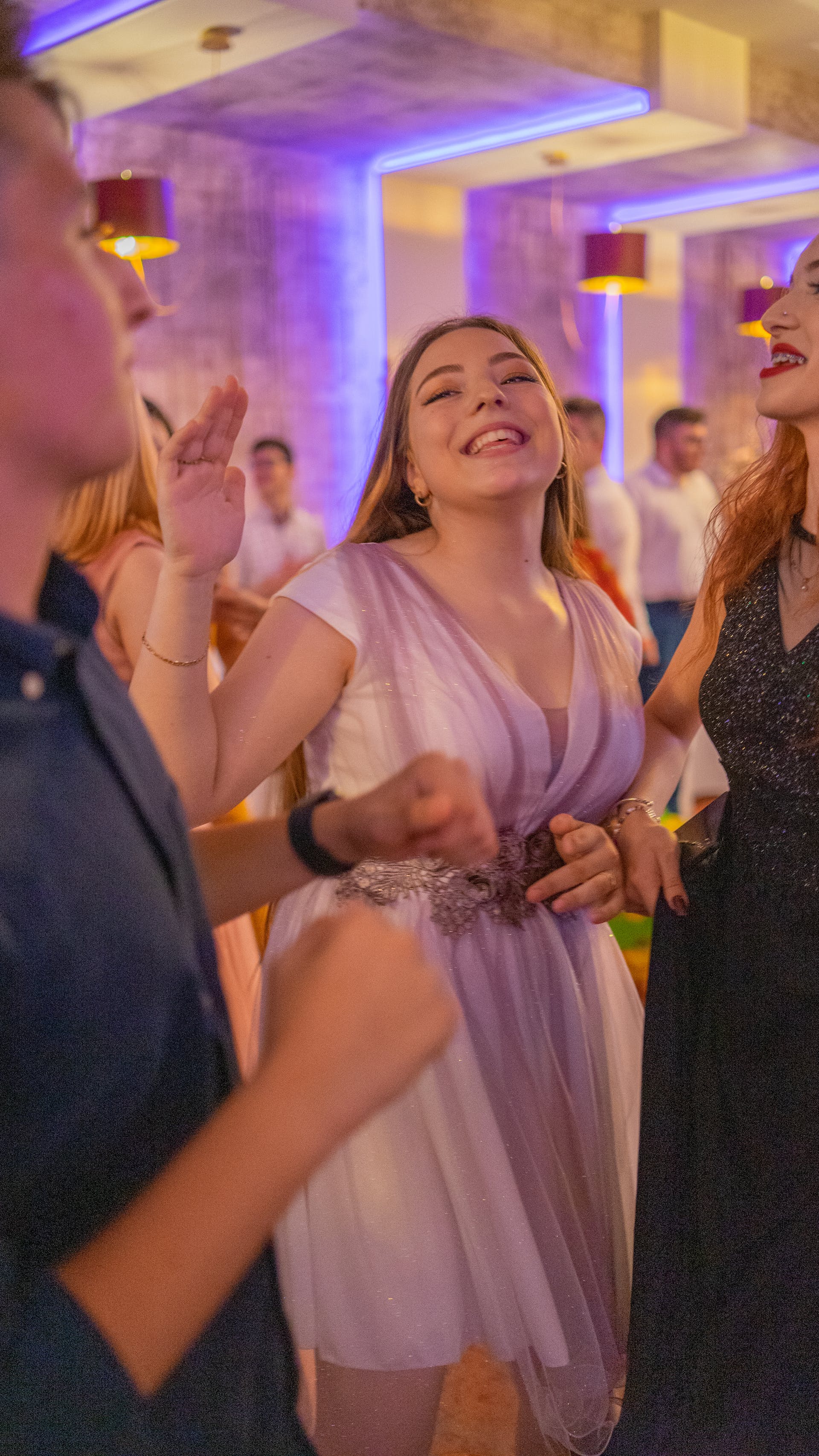 Una mujer bailando en un banquete de boda | Fuente: Pexels