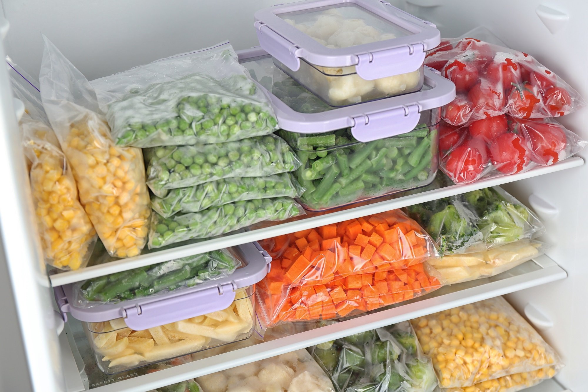 Varios alimentos almacenados para congelar. | Foto: Shutterstock