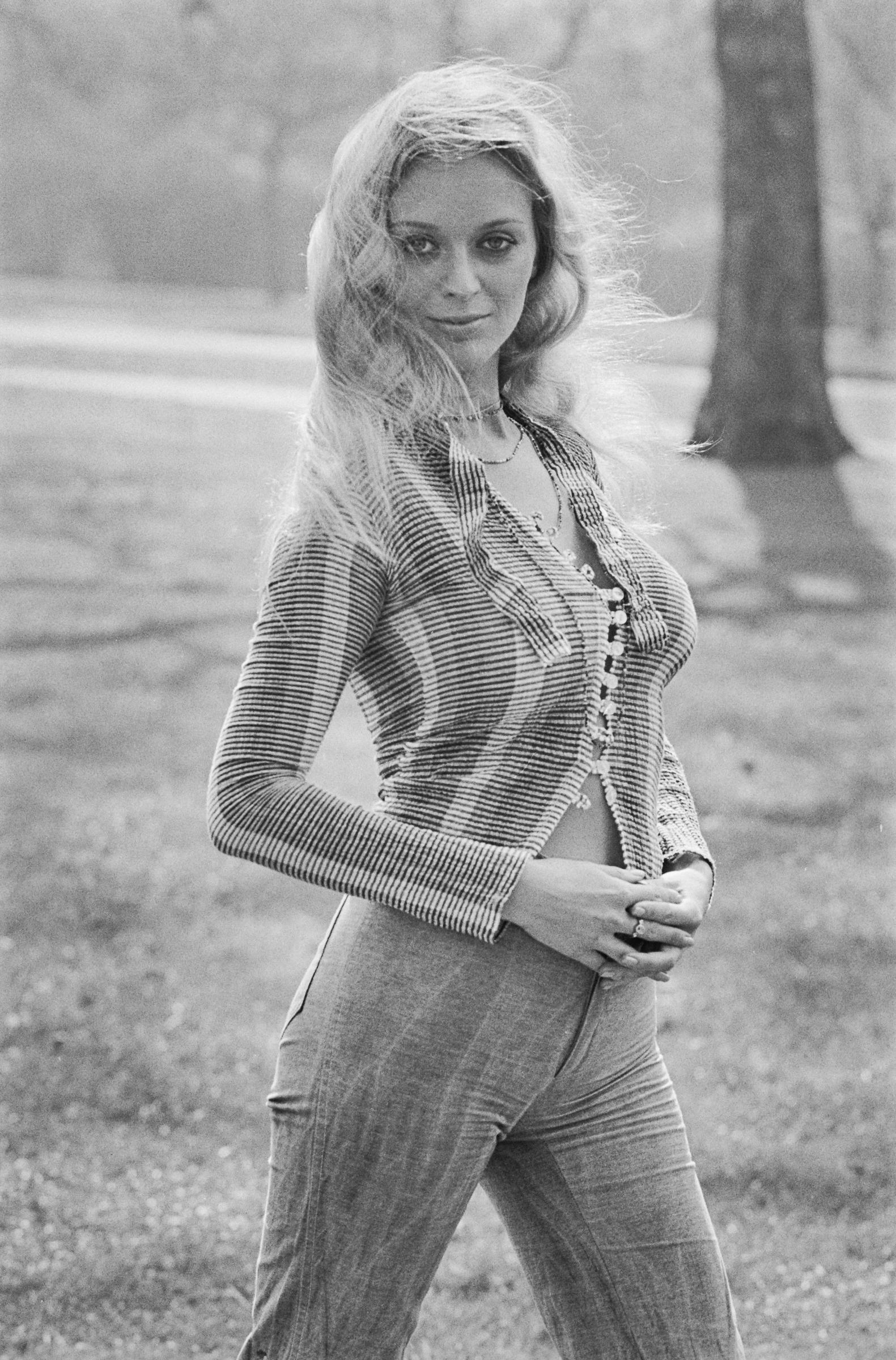 La estrella de los 70 posando para la cámara en abril de 1974 en Inglaterra. | Fuente: Getty Images