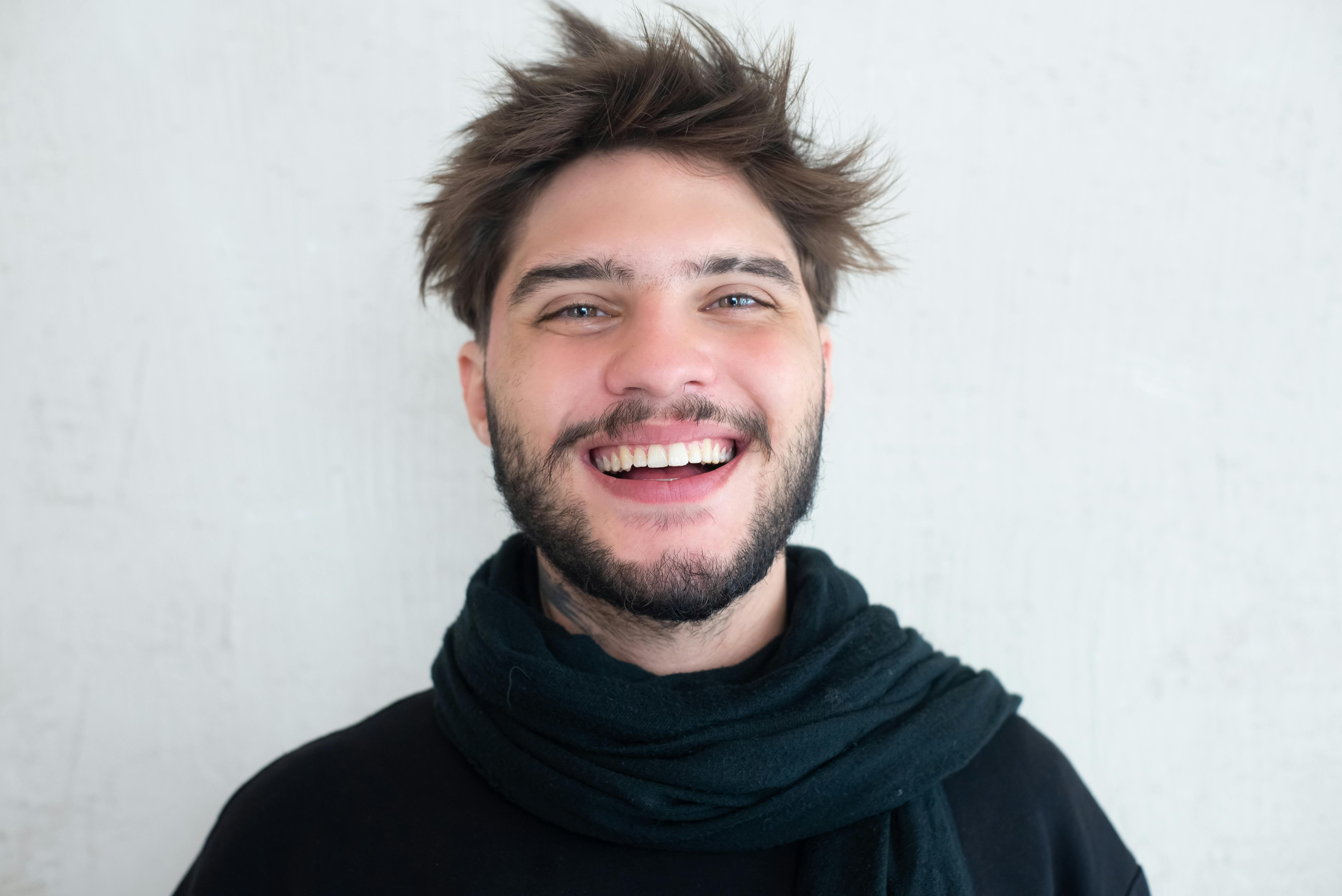 Un uomo che ride | Fonte: Pexels