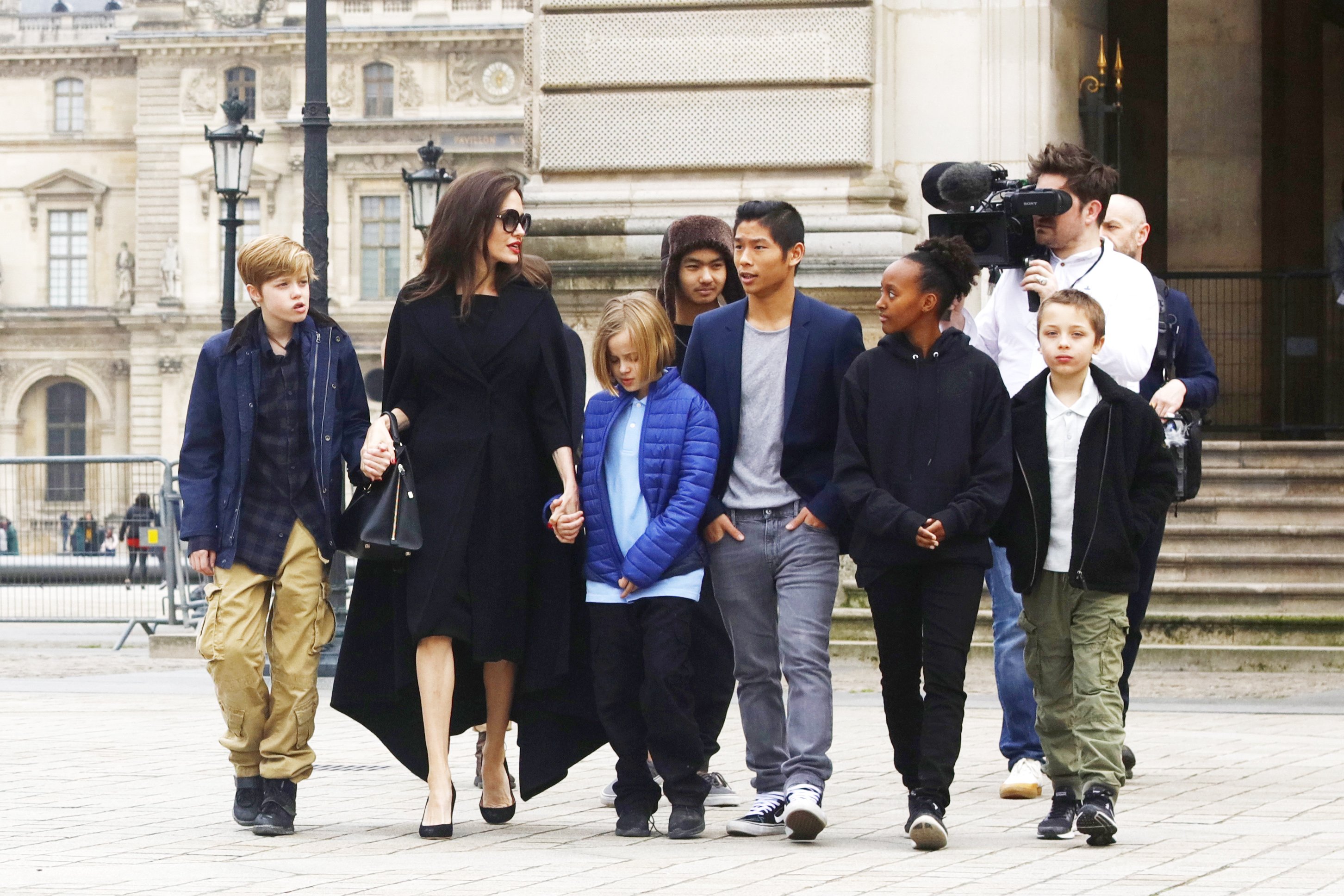 Angelina Jolie y sus hijos Shiloh, Maddox, Vivienne Marcheline, Pax Thien, Zahara Marley y Knox Leon Pitt Jolie en el Louvre de París, Francia, el 30 de enero de 2017. | Foto: Getty Images