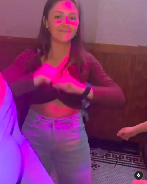 Laken Riley bailando en una noche de fiesta con amigos | Fuente: Instagram/connollyhuth