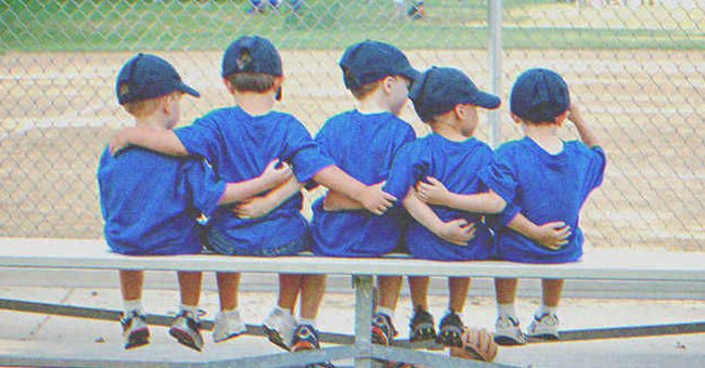 Cinco niños sentados en un banco | Foto: Shutterstock