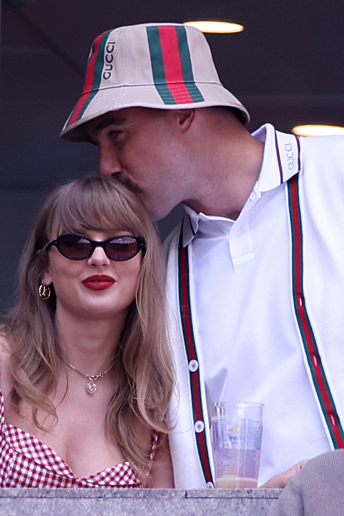 Taylor Swift y Travis Kelce asisten al partido de la final individual masculina de la decimocuarta jornada del US Open el 8 de septiembre de 2024, en Queens, Nueva York. | Fuente: Getty Images