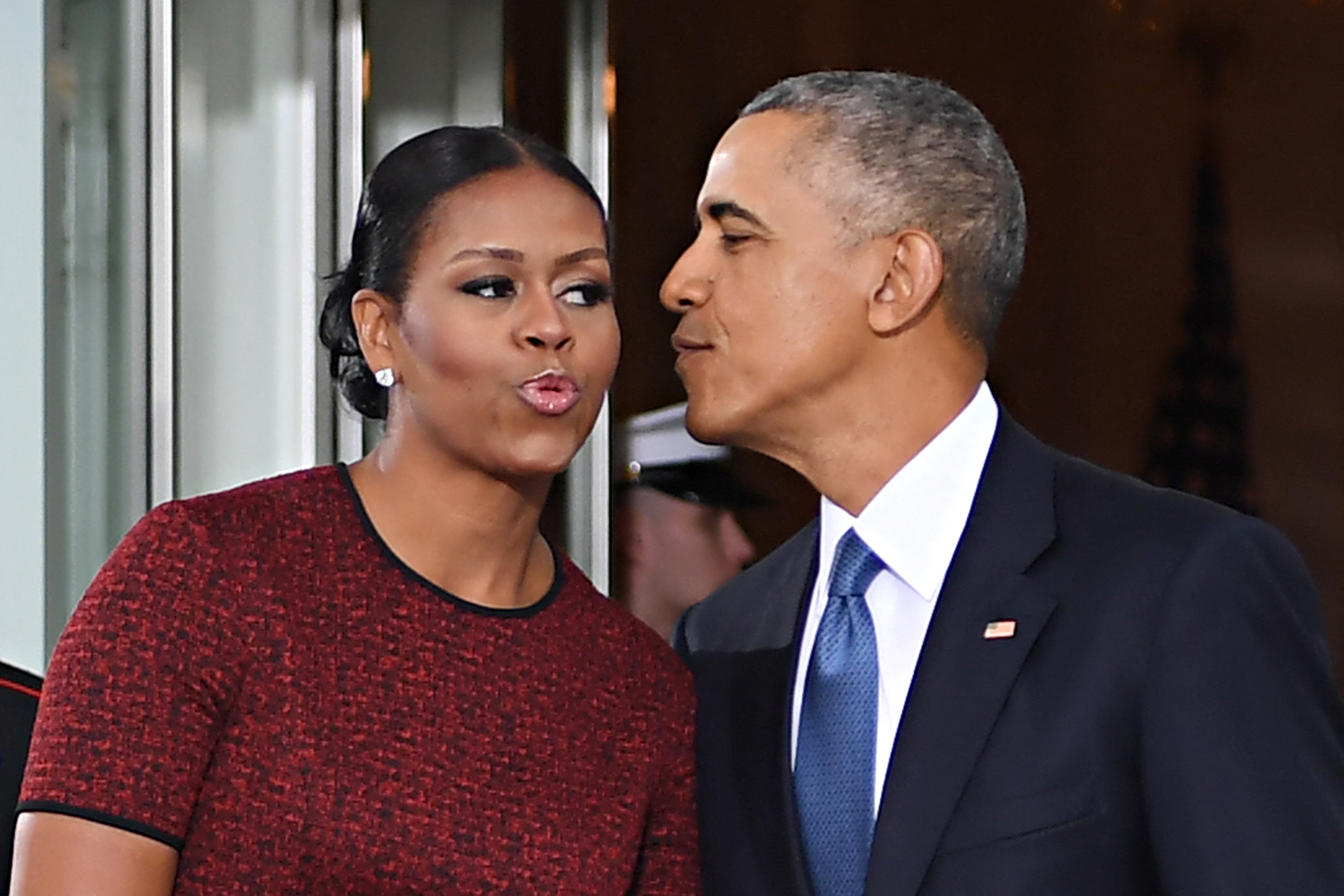 Michelle y Barack Obama se besan el 20 de enero de 2017, en Washington, D.C. | Fuente: Getty Images