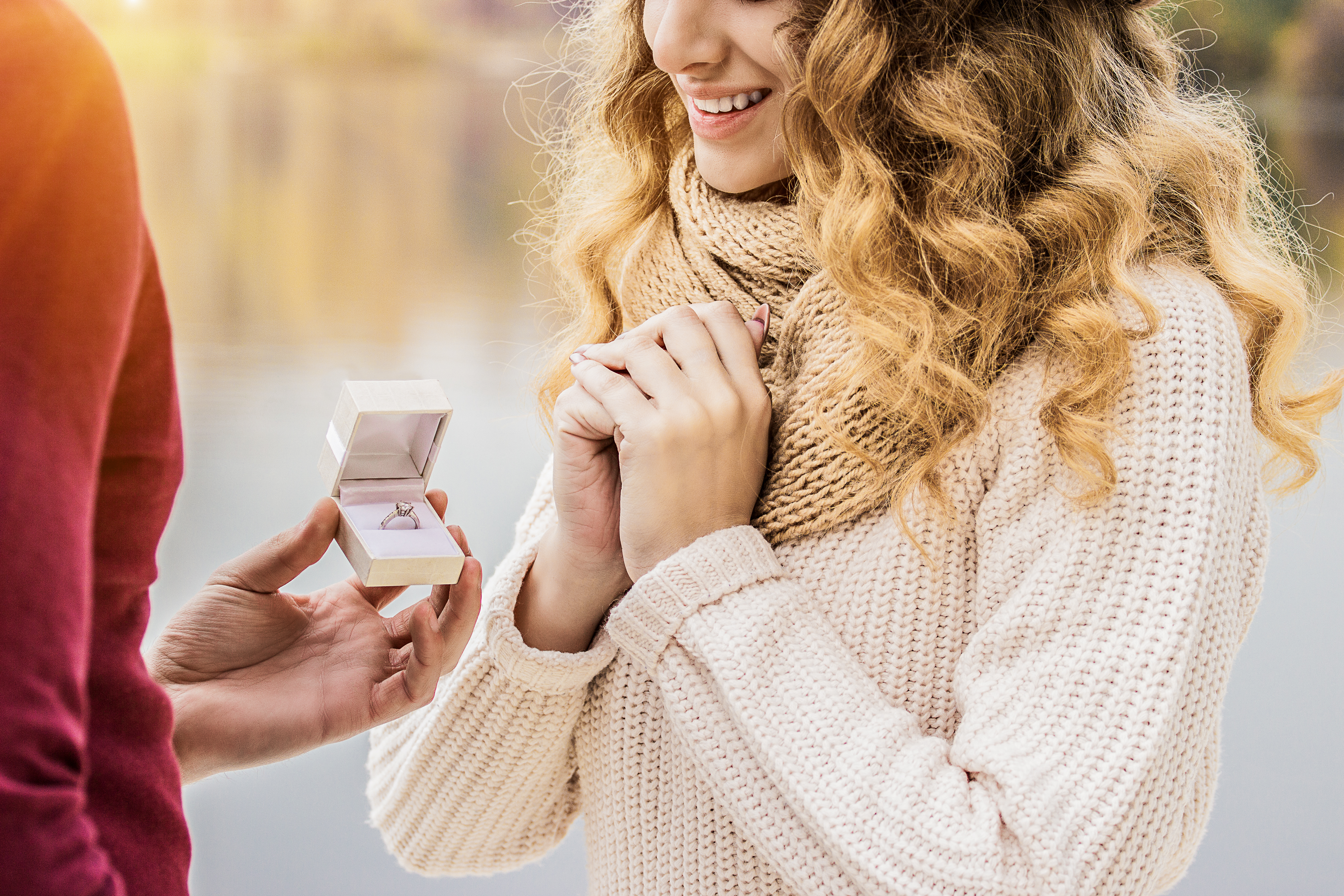 Imagen recortada de un joven pidiéndole matrimonio a su novia | Fuente: Shutterstock