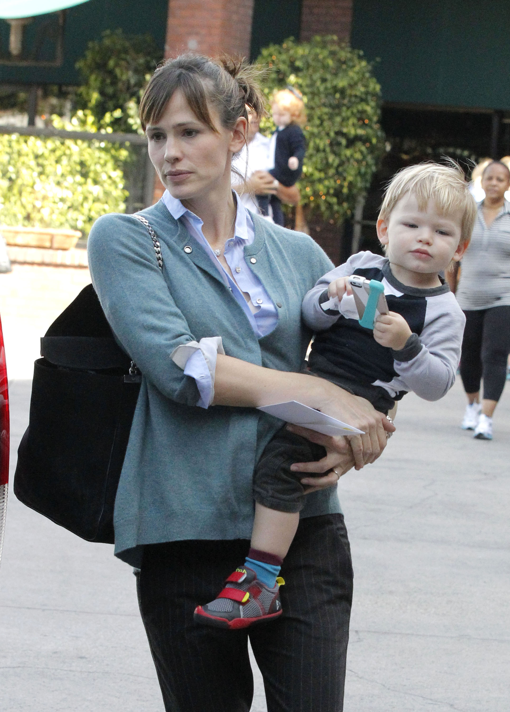 Jennifer Garner lleva en brazos a Samuel Garner Affleck, el 17 de diciembre de 2013, en el barrio de Brentwood de Los Ángeles, California | Fuente: Getty Images