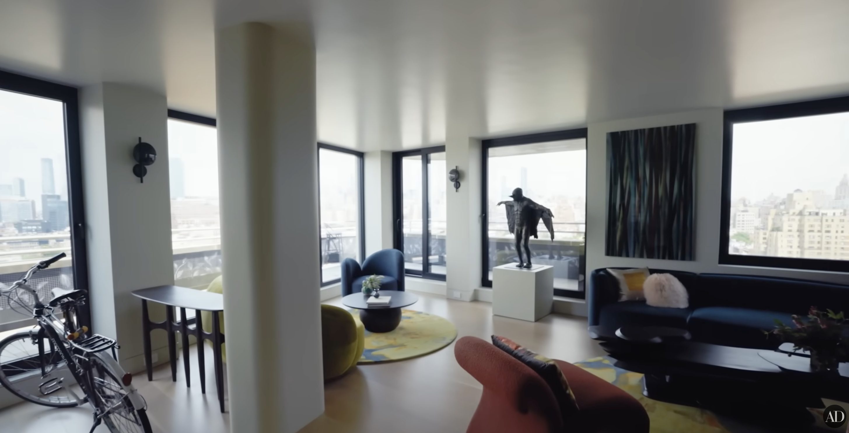 Salón principal de Christopher Meloni | Fuente: YouTube/Architectural Digest