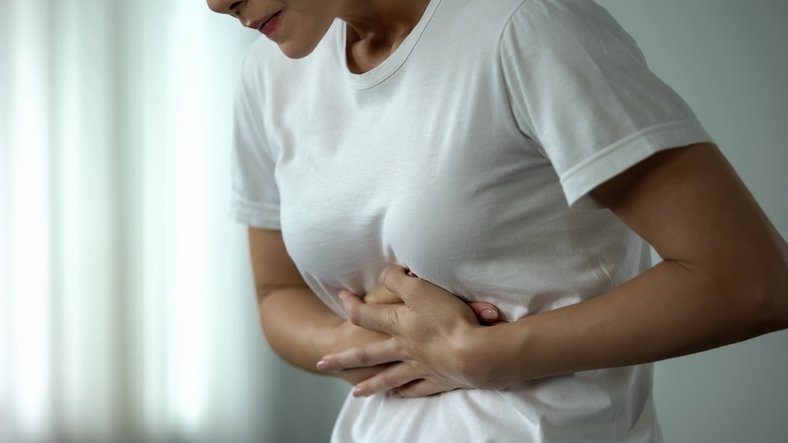 Mujer con las manos en el abdomen. | Foto: Getty Images