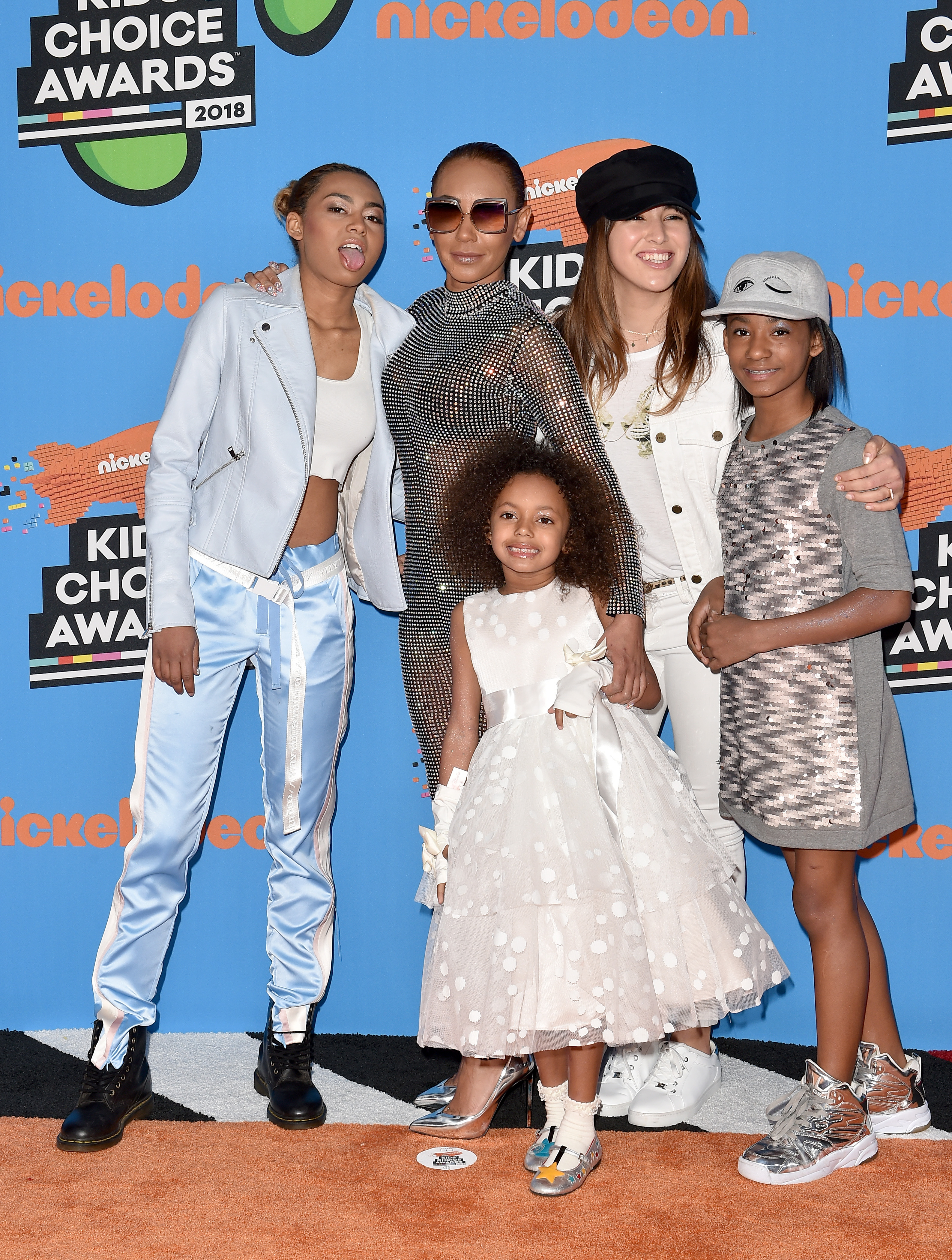 Phoenix Chi Gulzar, Mel B, Madison Brown, Giselle Belafonte y Angel Iris Murphy Brown acuden a los Kids' Choice Awards de Nickelodeon el 24 de marzo de 2018 | Fuente: Getty Images